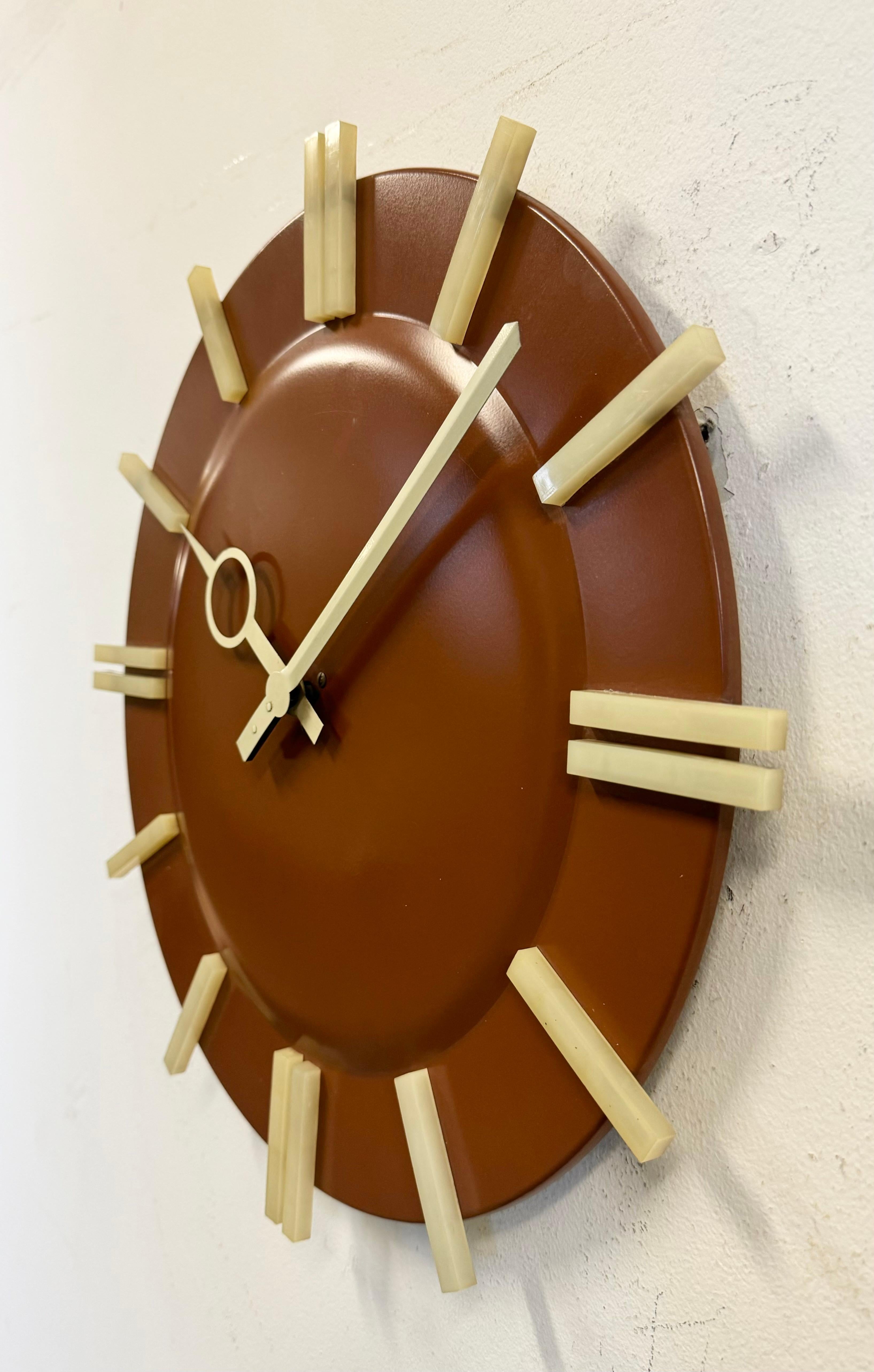 Brown Industrial Office Wall Clock from Pragotron, 1970s In Good Condition For Sale In Kojetice, CZ