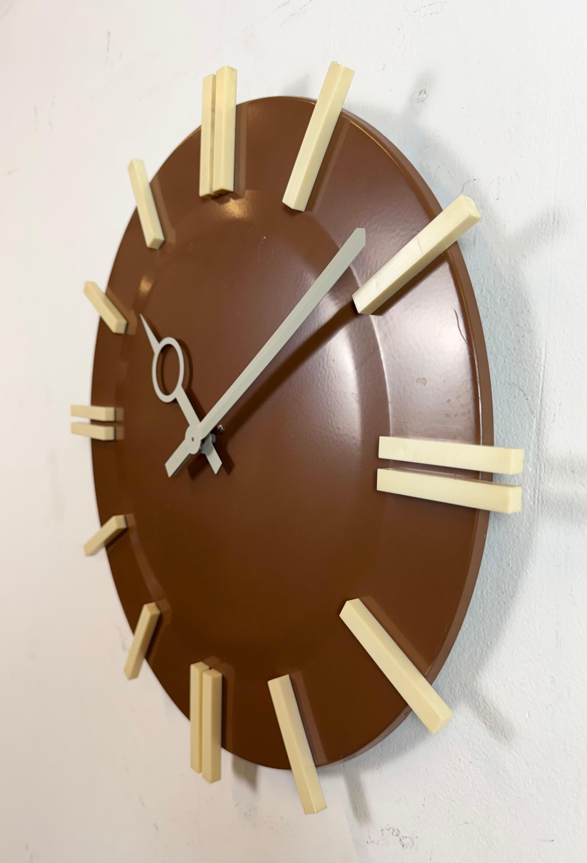 Reloj de pared de oficina industrial marrón de Pragotron, años 70 Checo en venta