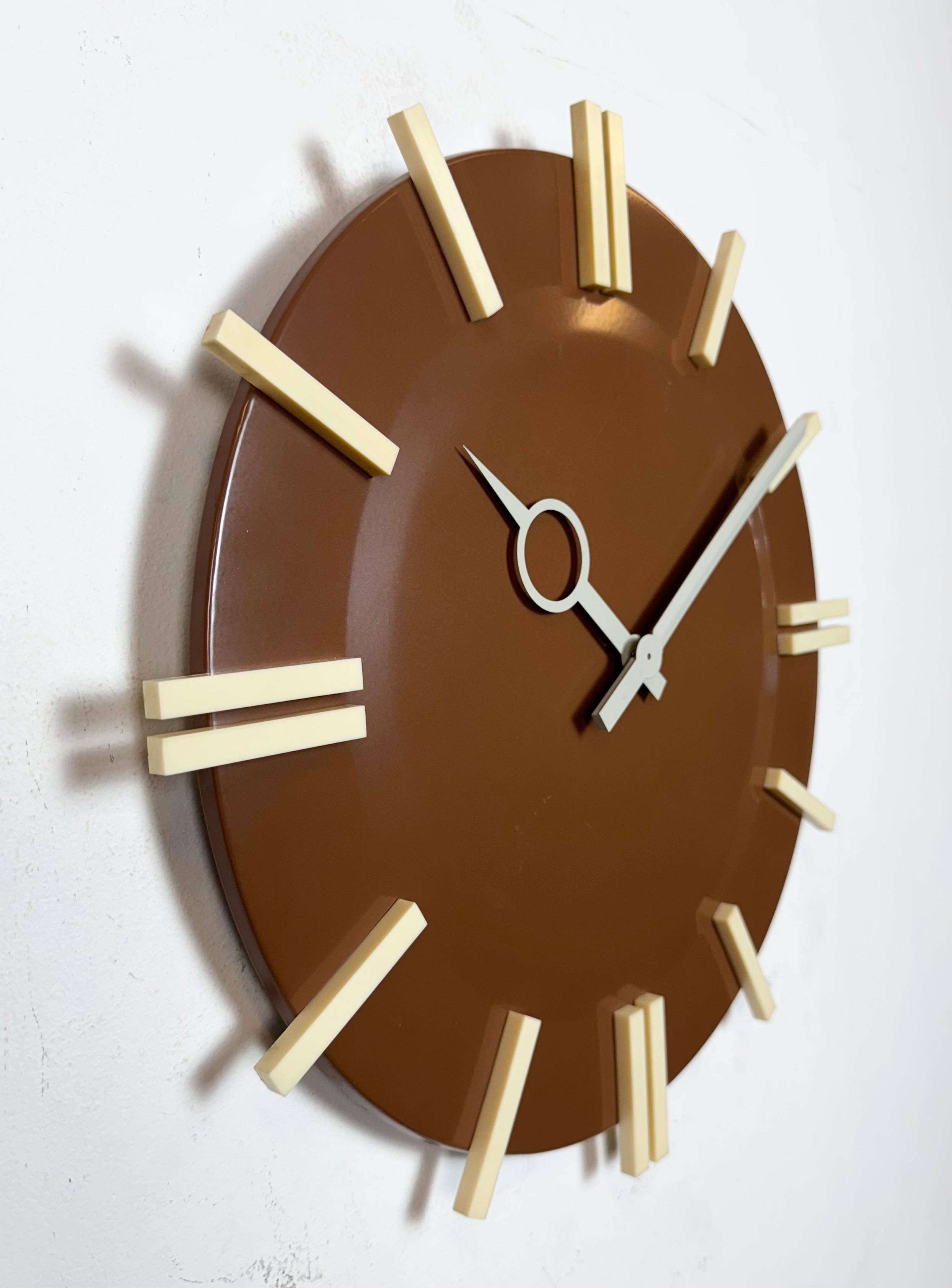 Reloj de pared de oficina industrial marrón de Pragotron, años 70 en Bueno estado para la venta en Kojetice, CZ