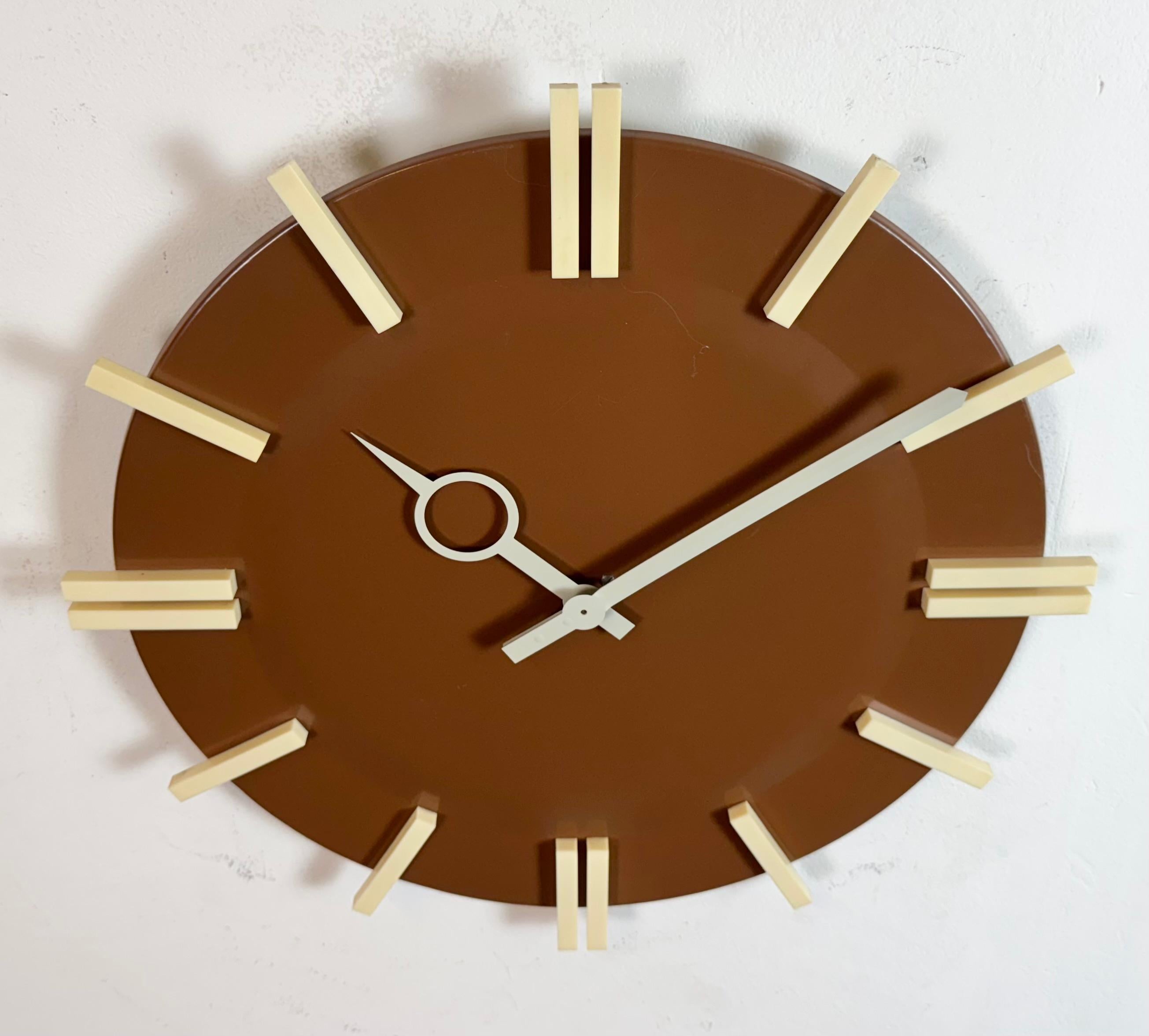Reloj de pared de oficina industrial marrón de Pragotron, años 70 finales del siglo XX en venta