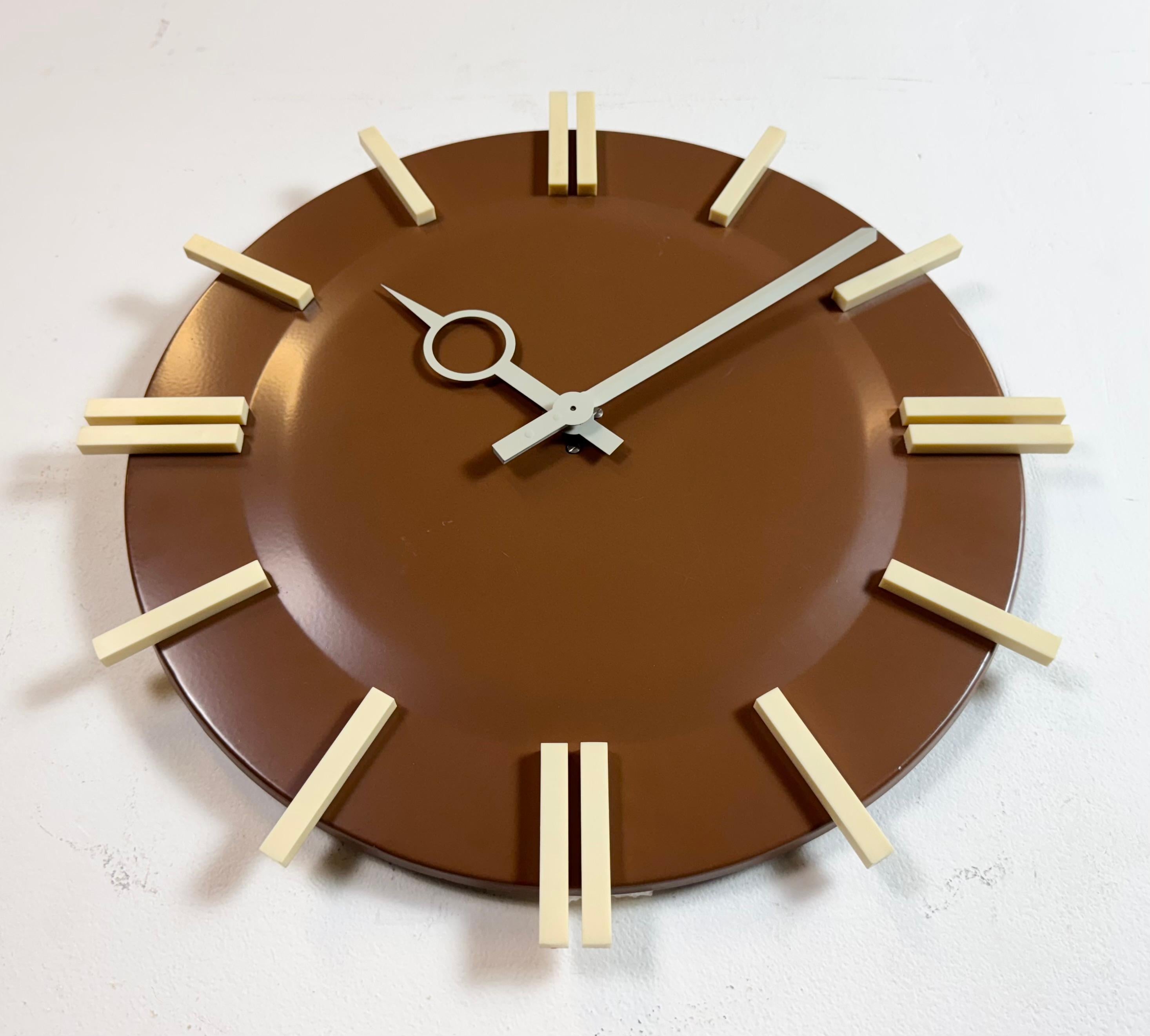 Reloj de pared de oficina industrial marrón de Pragotron, años 70 Metal en venta