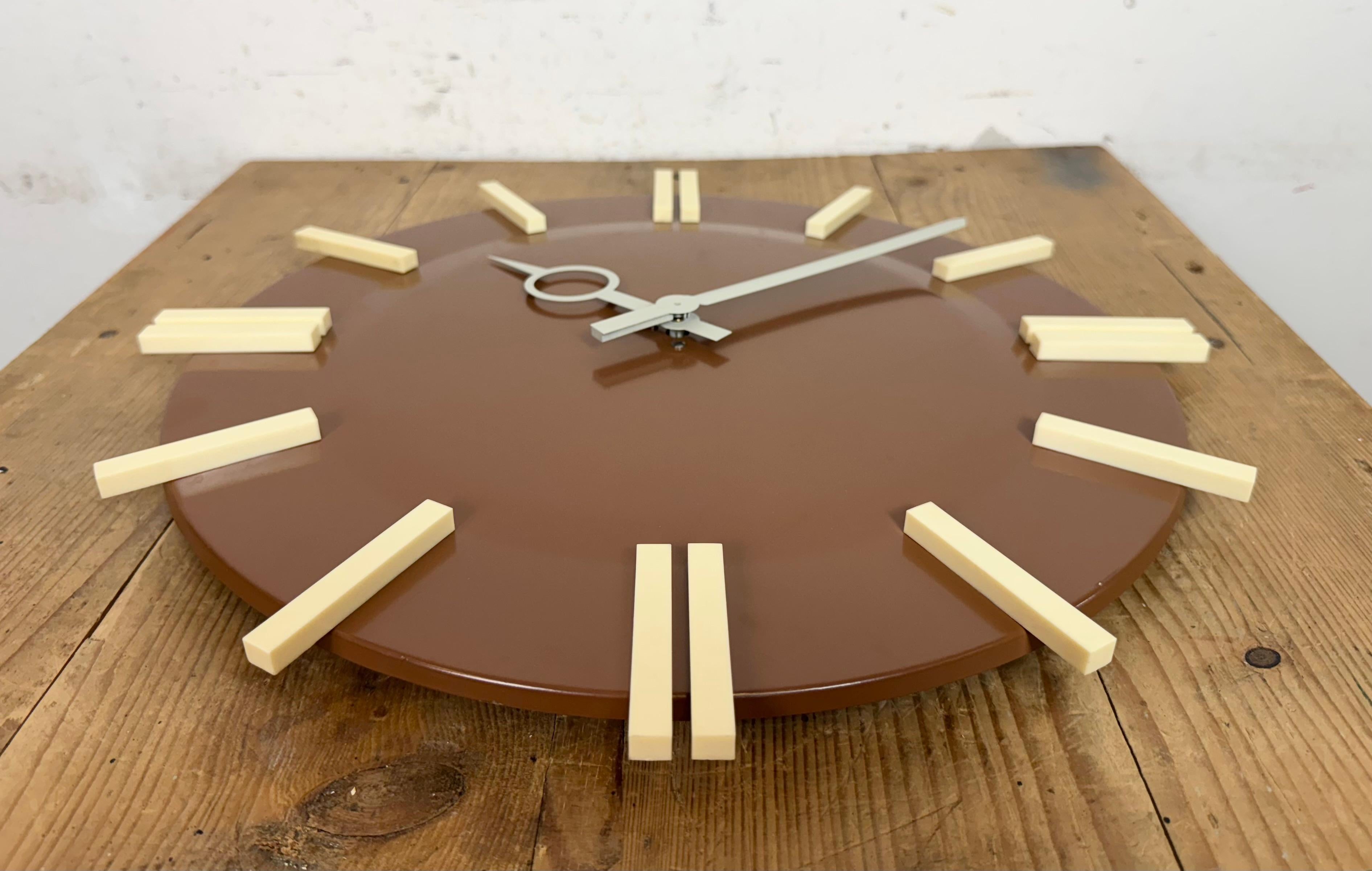 Reloj de pared de oficina industrial marrón de Pragotron, años 70 en venta 1