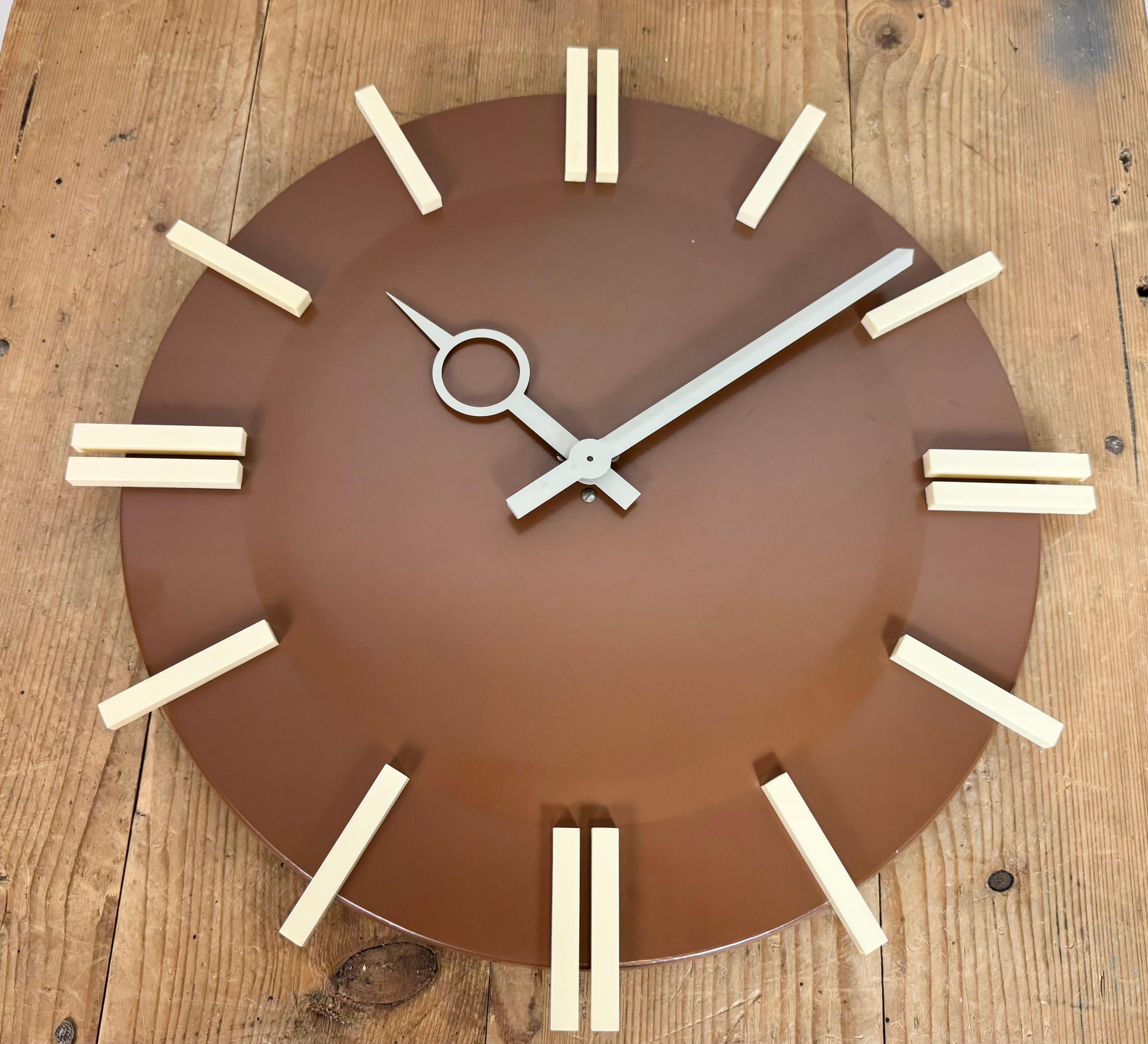 Reloj de pared de oficina industrial marrón de Pragotron, años 70 en venta 2