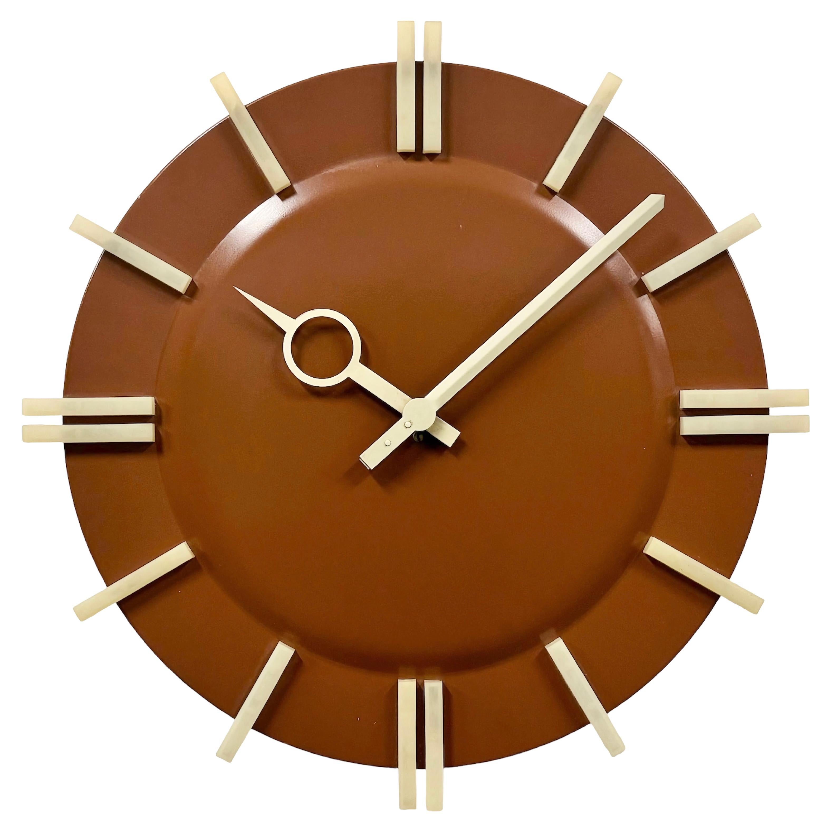 Horloge de bureau industrielle marron de Pragotron, années 1970