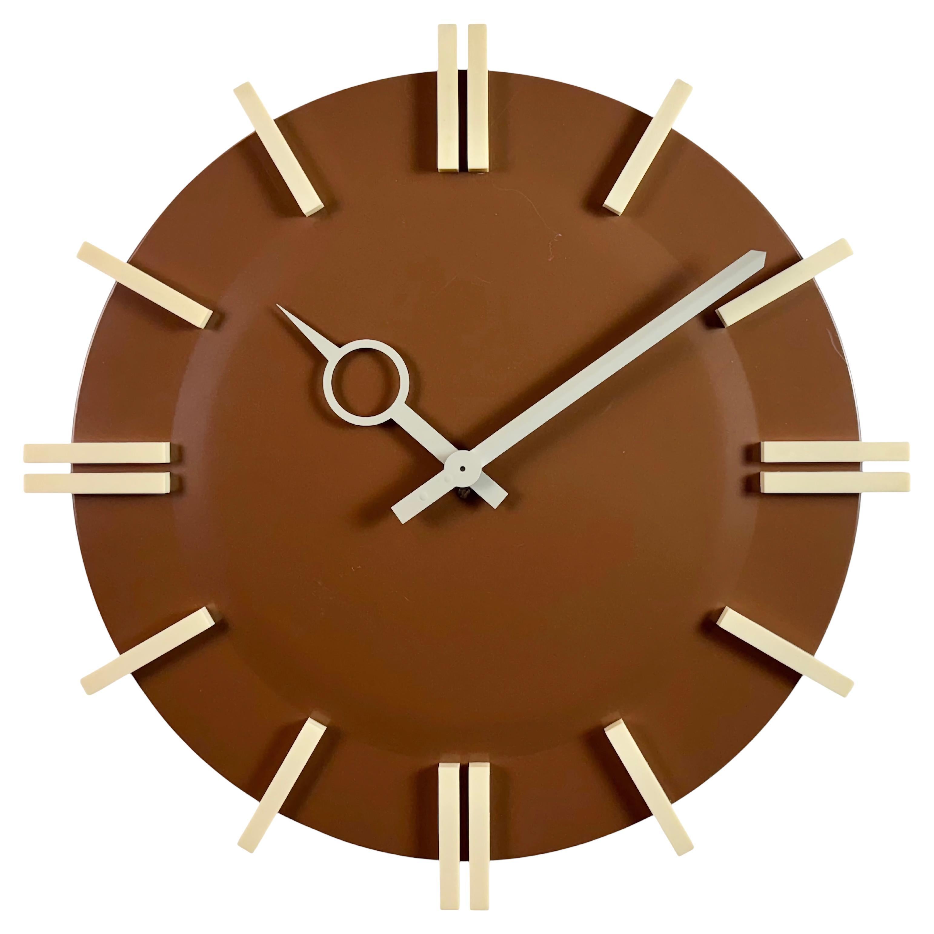Reloj de pared de oficina industrial marrón de Pragotron, años 70 en venta