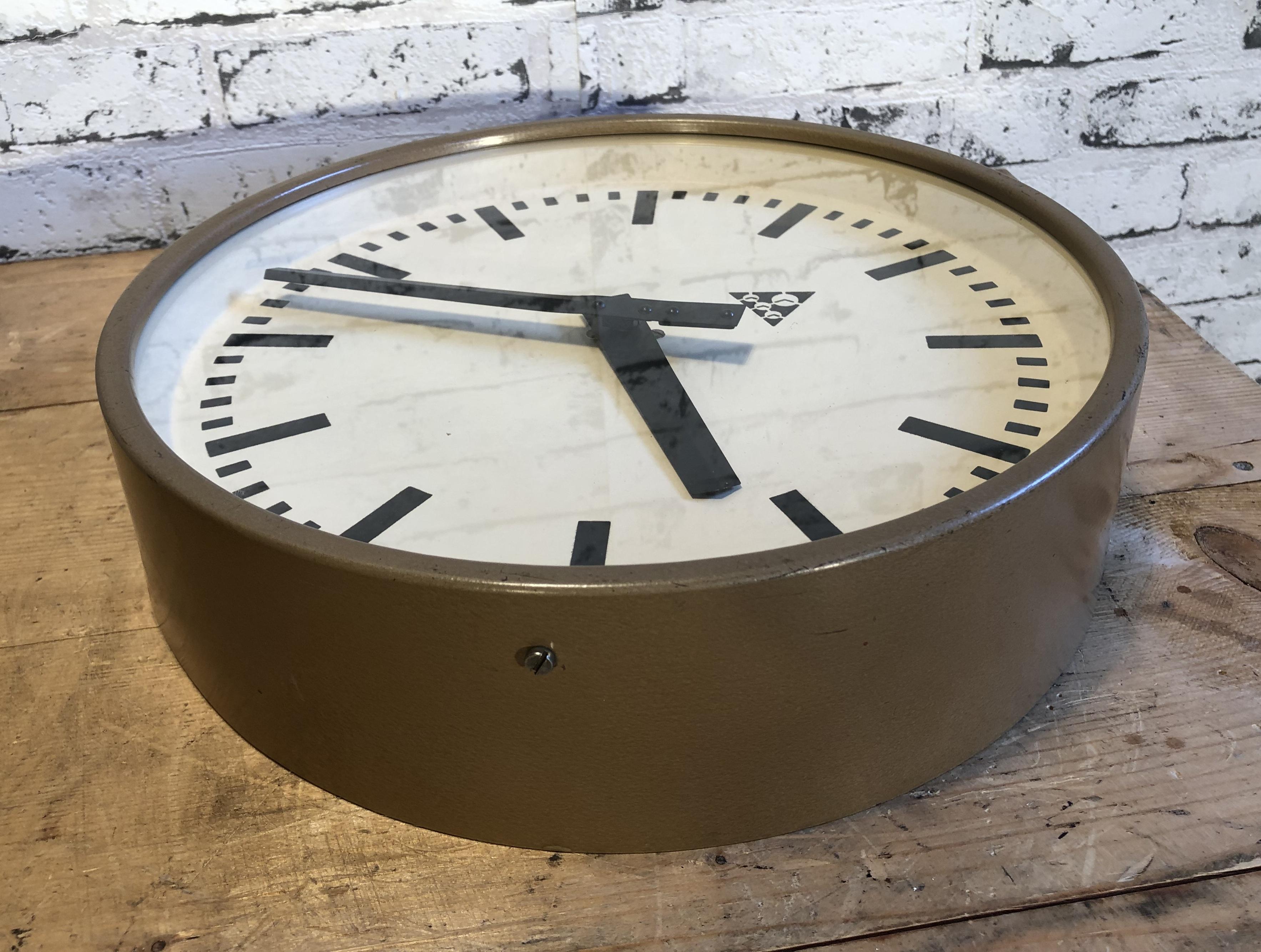 Brown Industrial Wall Clock from Pragotron, 1960s In Fair Condition In Kojetice, CZ