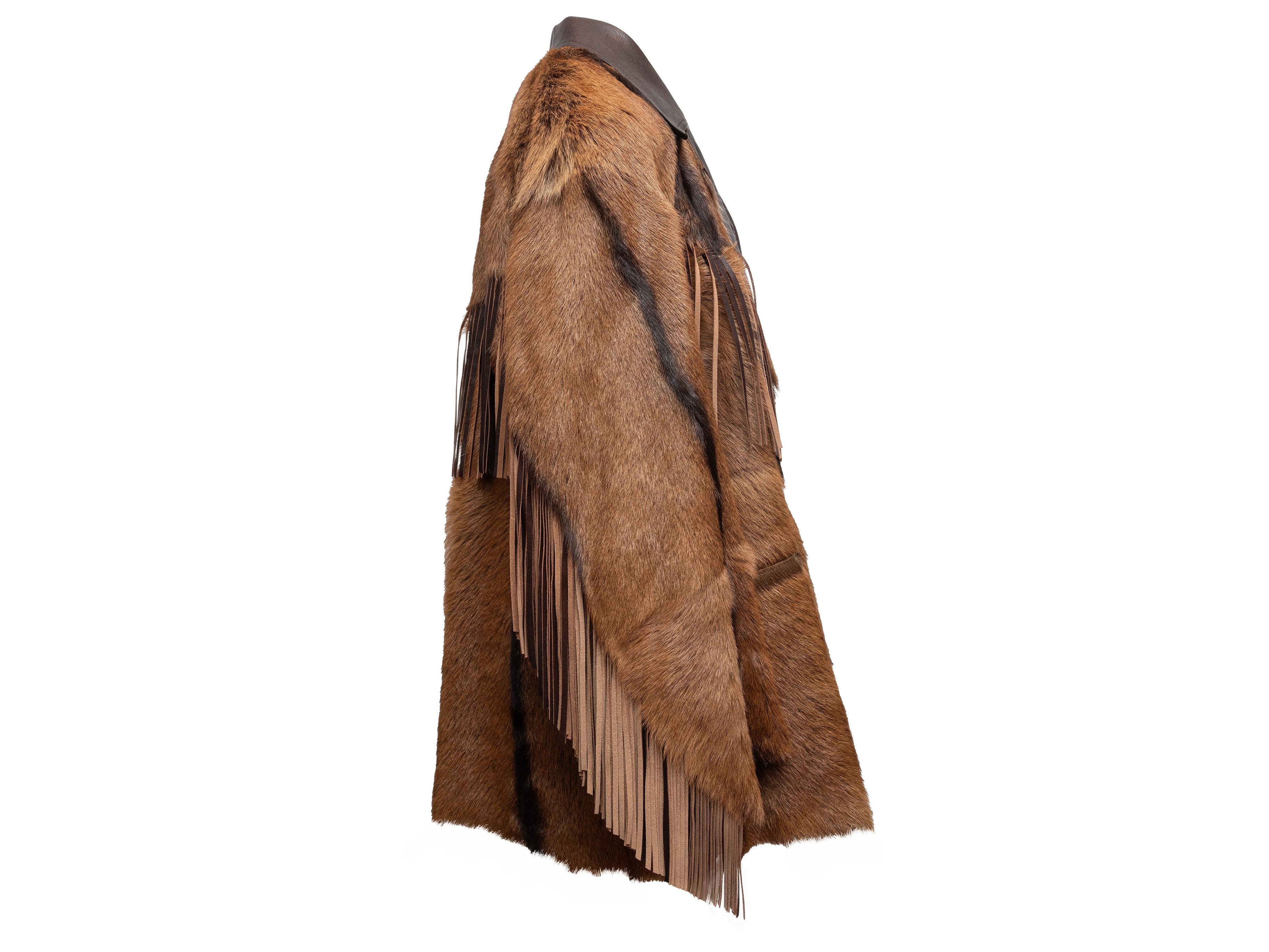 Braune Jacke aus Ziegenpelz und Leder mit Fransen von Isabel Marant. Gekerbtes Revers. Zwei Gesäßtaschen. Vordere Knopfverschlüsse. 48