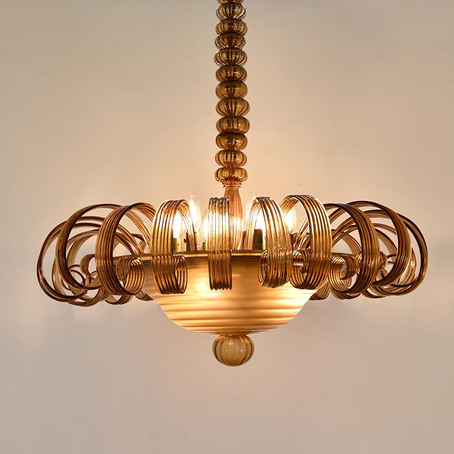Italian Murona chandelier attributed to Barovier / Italy. The chandelier is particularly decorative when it is turned up.
23 Glass arms in the shape of a curl. The arms made of brown glass with grooves are stuck in a metal plate, which is also