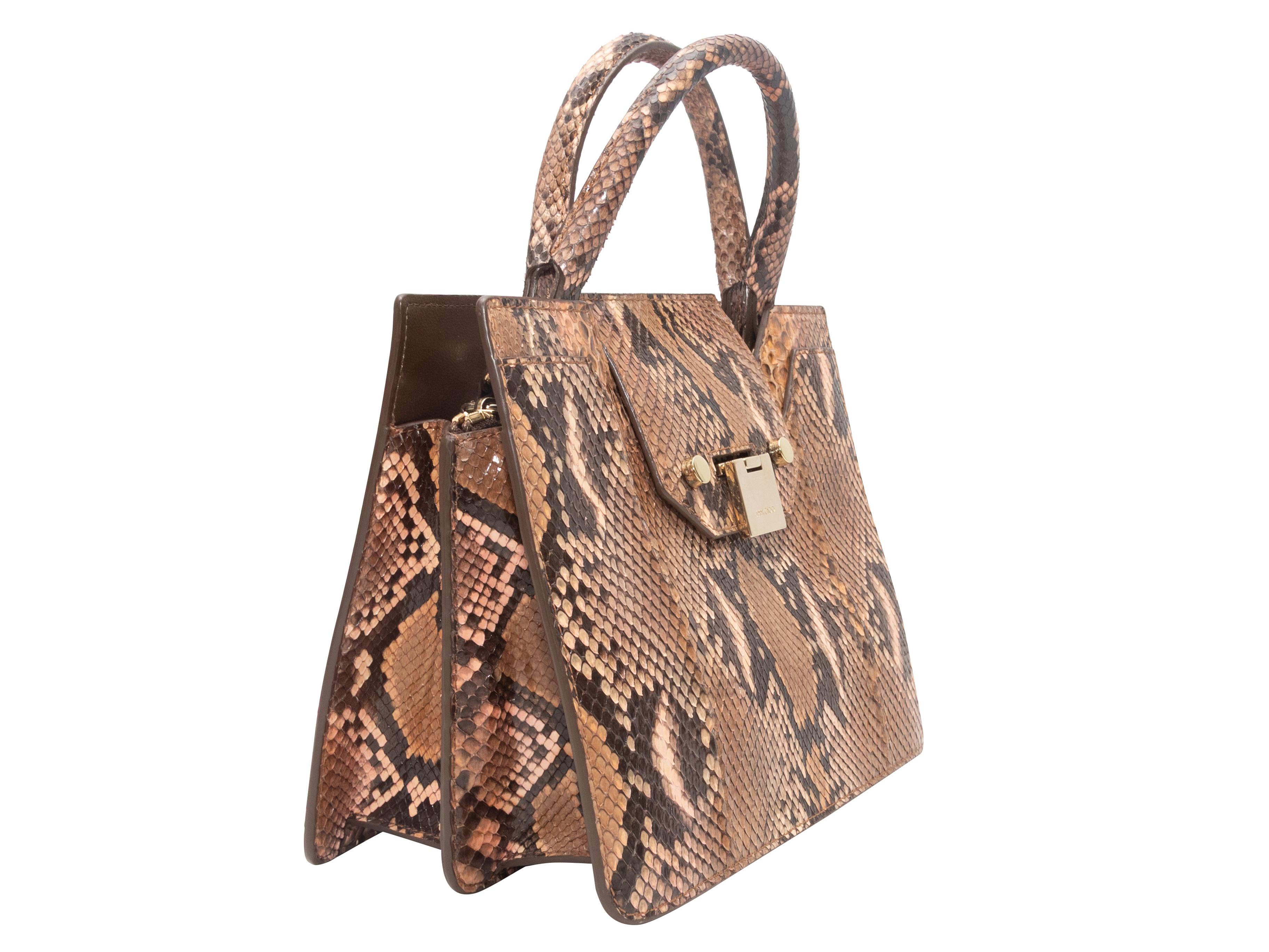 Braune Jimmy Choo Schlangenleder-Tasche mit oberem Griff. Diese Tasche hat einen Körper aus Schlangenhaut, goldfarbene Beschläge, zwei gerollte Griffe sowie einen Reißverschluss und eine Klappe. 10,5