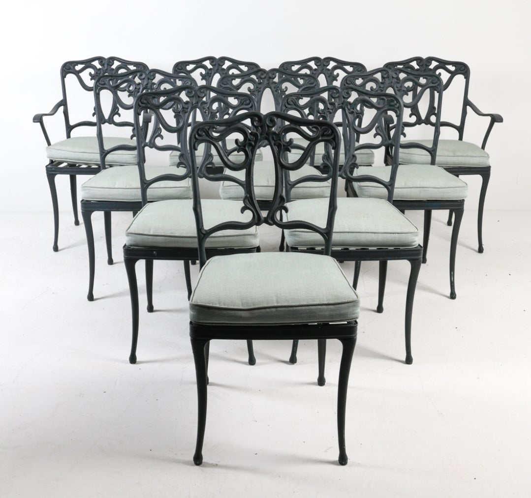 Un très bel et grand ensemble de meubles de patio en fonte d'aluminium du premier demi-siècle par Brown Jordan. Créé par le designer américain Hall Bradley, l'ensemble est dans le motif du quartier français. Ce style n'est plus disponible et est