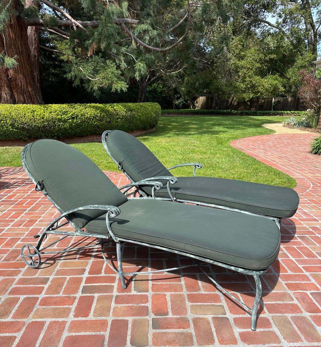 Set of 2 beautiful chaise lounge chairs by Brown Jordan with cushions
Made of cast Aluminum 
On wheels and multi-adjusting back
One of the wheels has the rubber trim around it missing as you see in the pictures
Great looking for any setting
Also