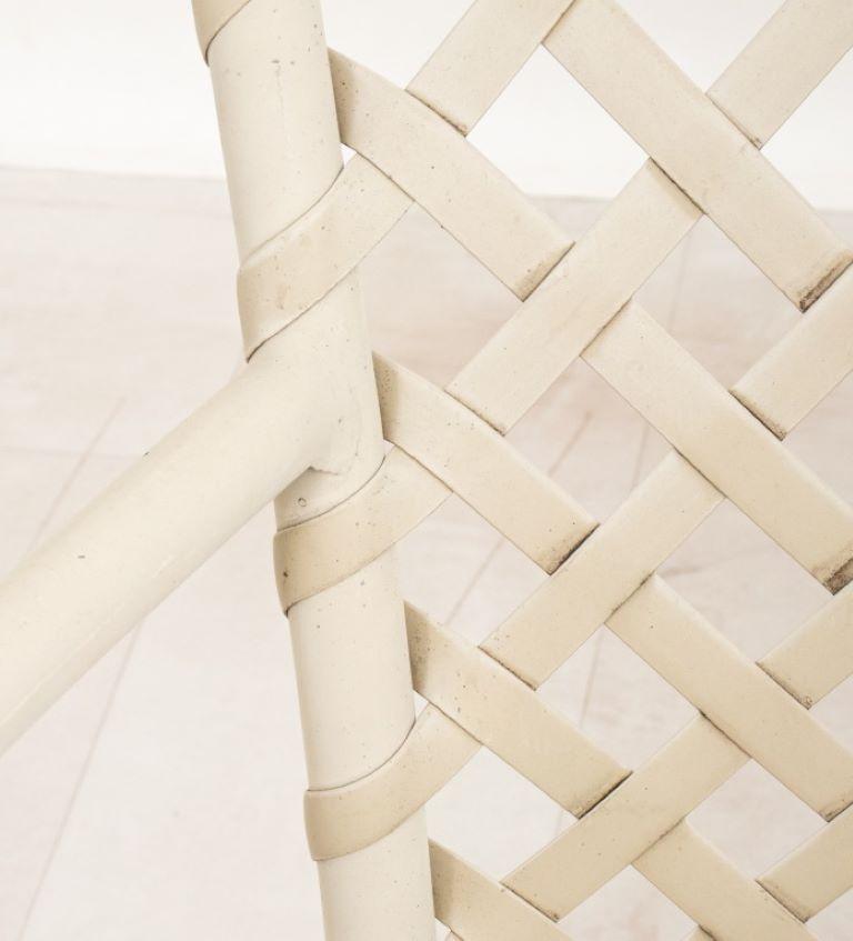 Ensemble de mobilier de jardin ou de terrasse Brown Jordan Mid-Century Modern, 3 fauteuils, une chaise d'appoint et une table d'appoint, le tout en aluminium tubulaire émaillé blanc avec sangles en vinyle blanc.

Concessionnaire : S138XX