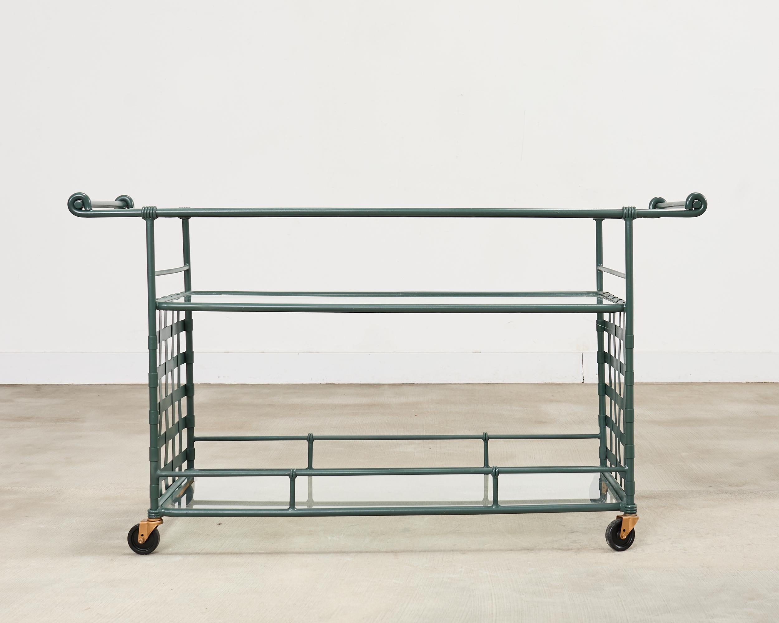 Grand chariot de bar à roulettes pour patio et jardin ou chariot de service fabriqué par Brown Jordan. Le chariot de bar de la collection Florentine se caractérise par un cadre surdimensionné en aluminium forgé avec un motif de treillis ouvert de