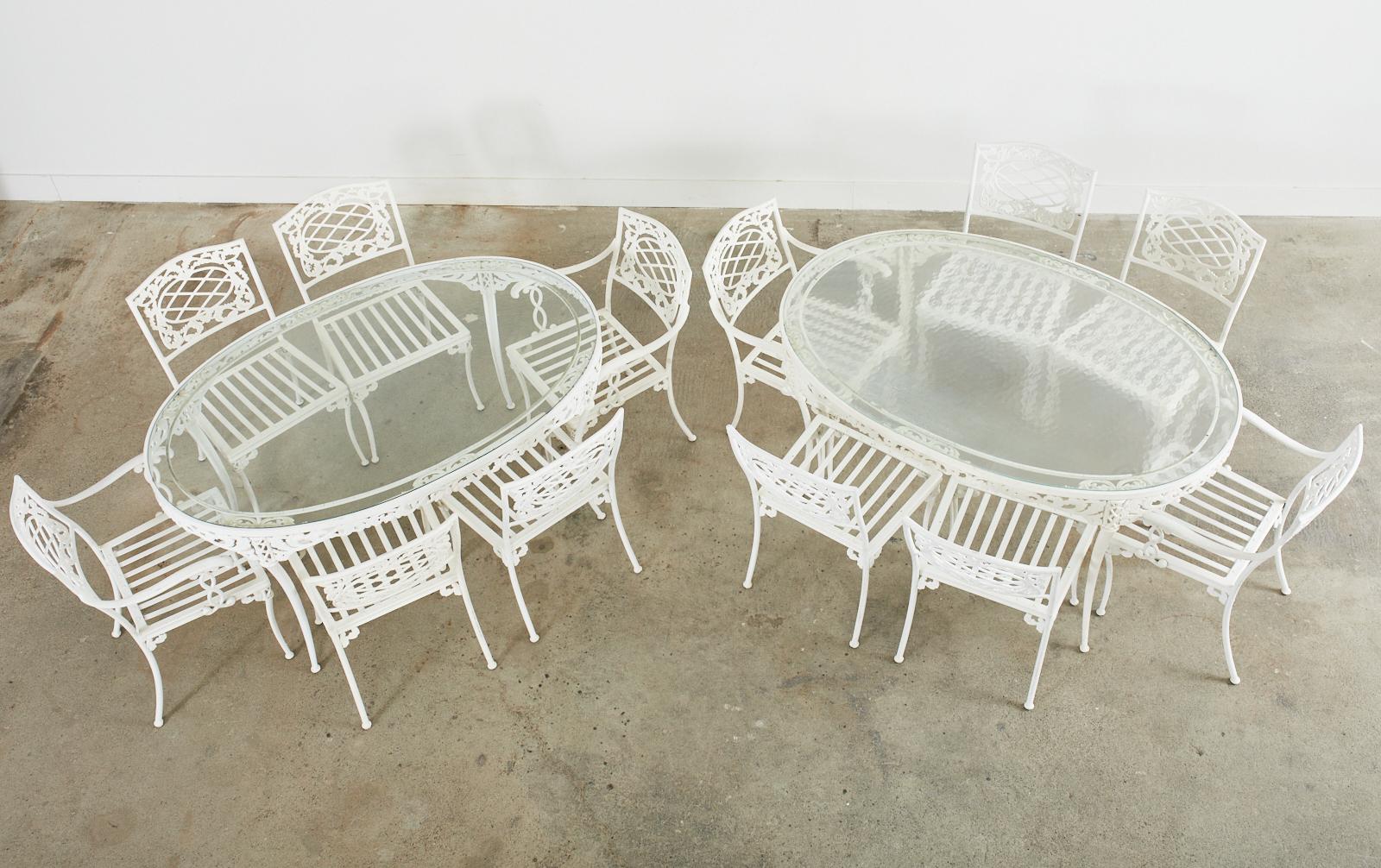 Impresionantes mesas de comedor para patio y jardín de aluminio fundido Brown Jordan, de gusto neoclásico. Estas mesas de forma ovalada pertenecen a la línea 