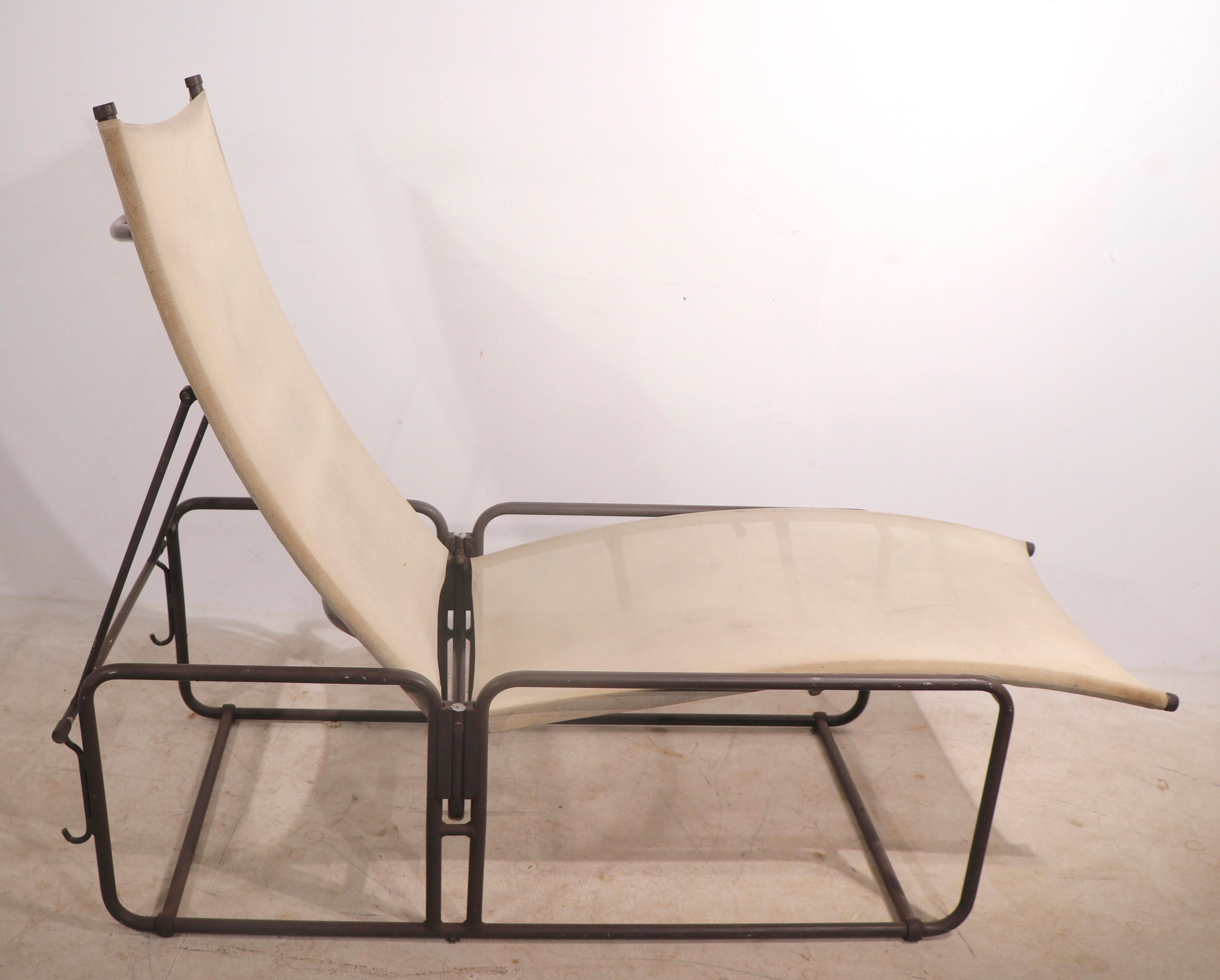 Chaise longue classique de style moderne californien des années 1970 pour jardin, patio ou piscine, de la série Nomad de Brown Jordan. La chaise a un cadre en aluminium léger et un siège et un dossier en toile sophistiqués. Le dossier se règle en