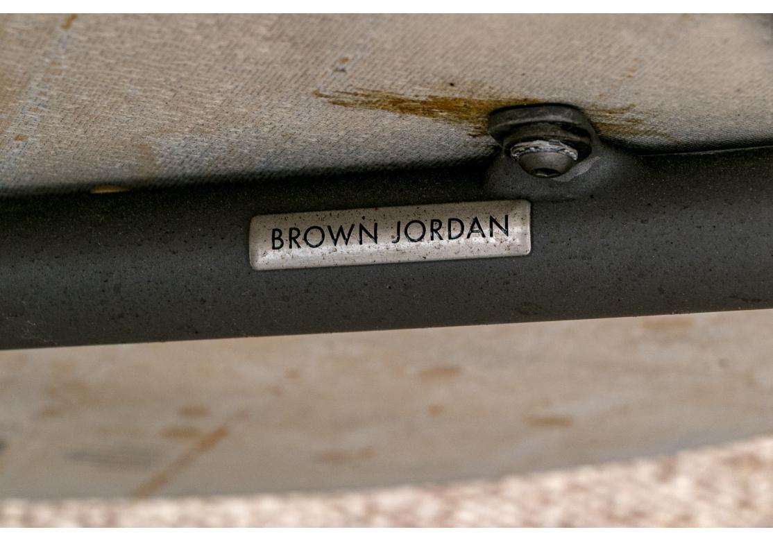 Progettato in collaborazione con Ann Marie Vering, il tavolino Oscar presenta un piano in Dekton ultra sormontato da gambe in alluminio angolate su una base a treppiede. Adhered Brown Jordan Label.
Progettato per ambienti interni ed