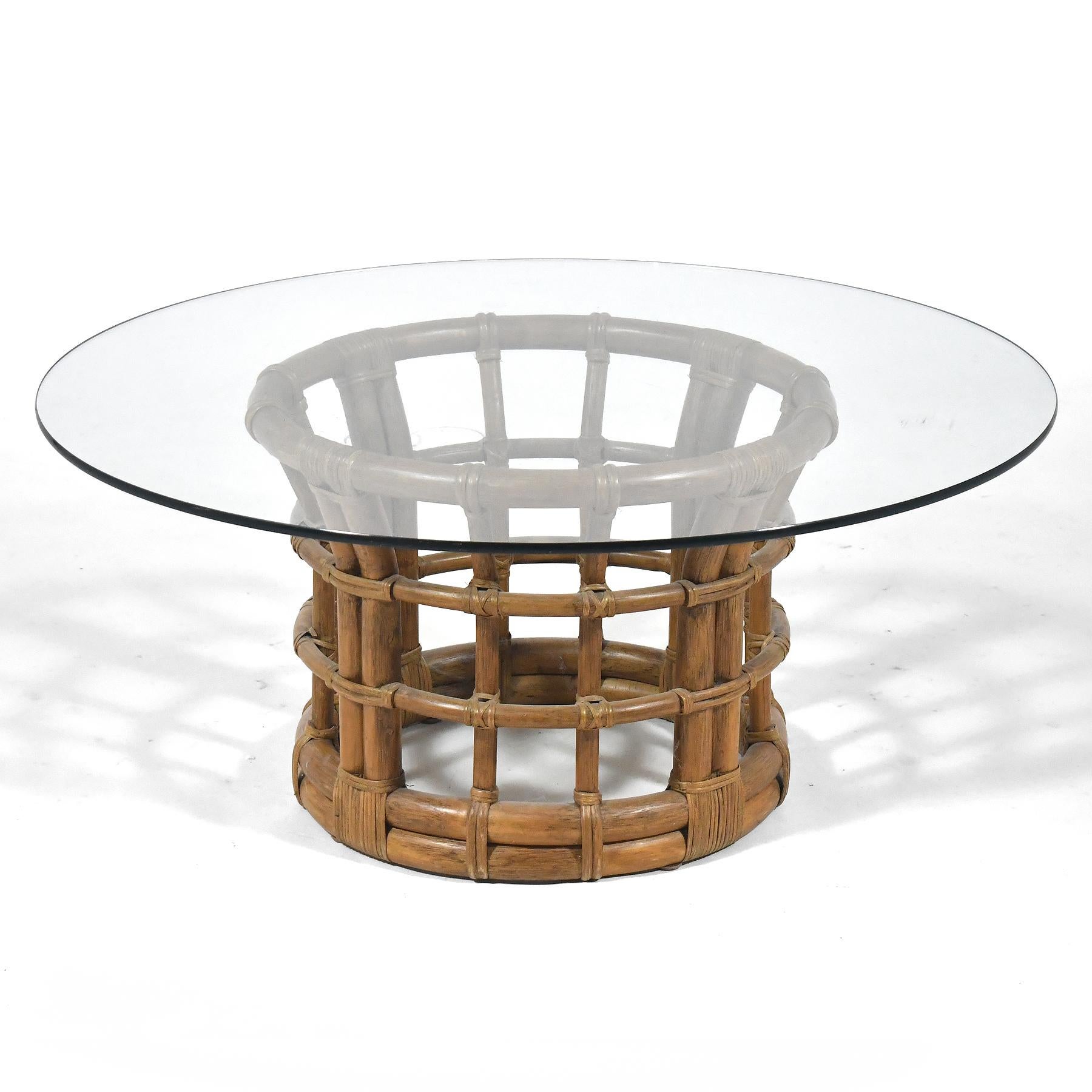 Cette belle table basse moderne organique de Brown Jordan a une base circulaire en rotin avec une belle finition en feuilles de tabac qui supporte un plateau en verre.

16 