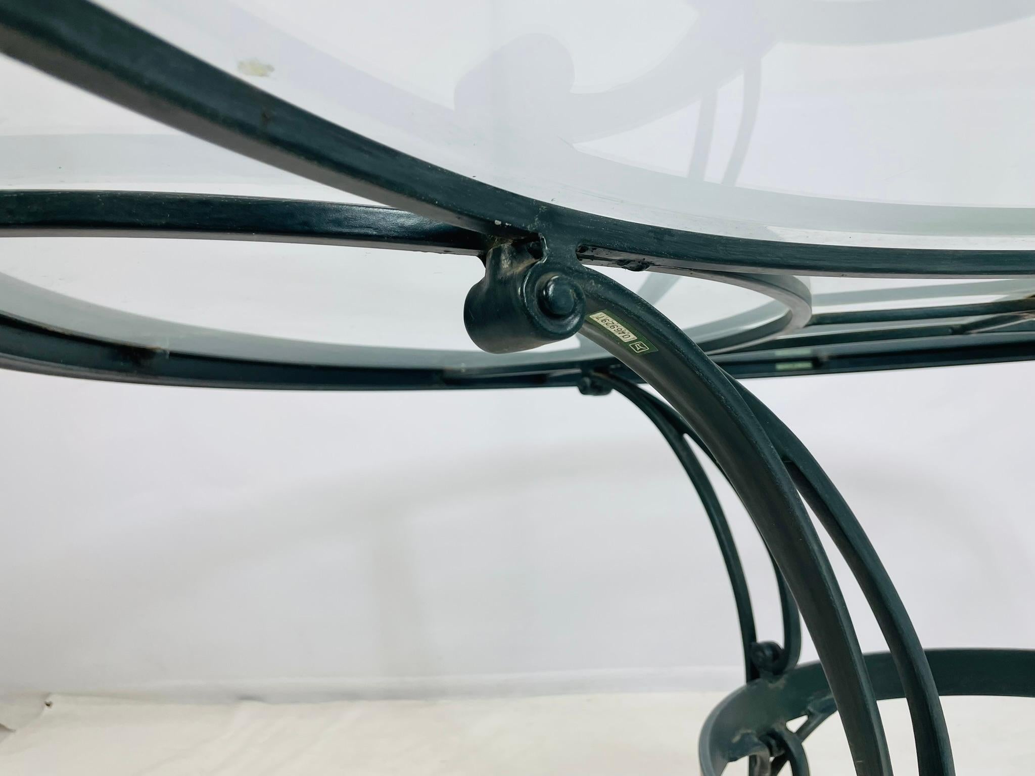 Brown Jordan Round Aluminum Patio Dining Table with Glass Top, USA 1980s In Good Condition For Sale In Los Angeles, CA