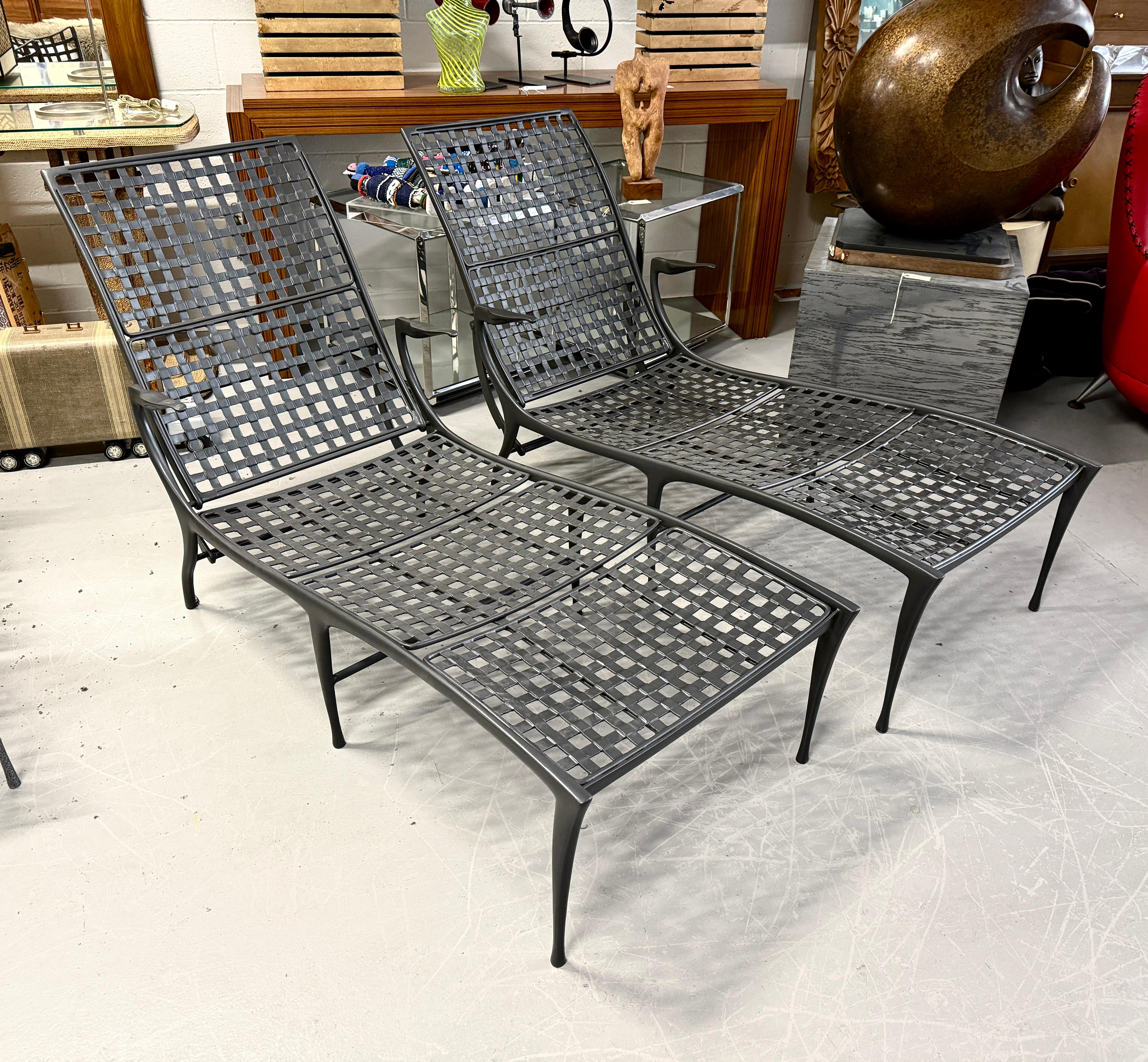 Tenemos 4 de estas preciosas tumbonas Sol Y Luna Chaise lounge de Brown Jordan. Fueron diseñadas originalmente por Dan Johnson con el nombre de silla Gazelle. 
Las hemos sometido a un tratamiento profesional de chorro de arena y pintura en polvo.