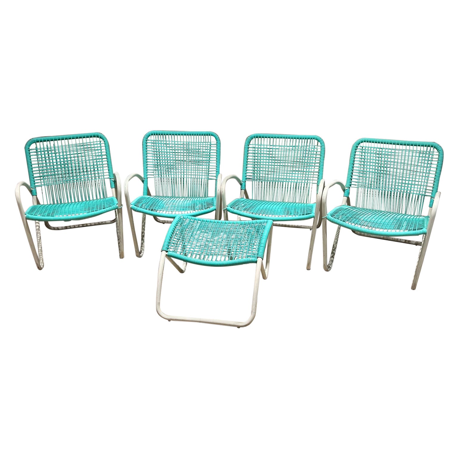 Conjunto de terraza de verano Brown Jordan cuatro sillas y una otomana.
Nuevo fleje. Según el estilo de Walter Lamb.
31,25 alto x 25,25 ancho x 32 fondo Asiento 16 alto Brazo 24 Taburete 16,5 alto x 24 ancho x 26 fondo
Estado seminuevo vintage con