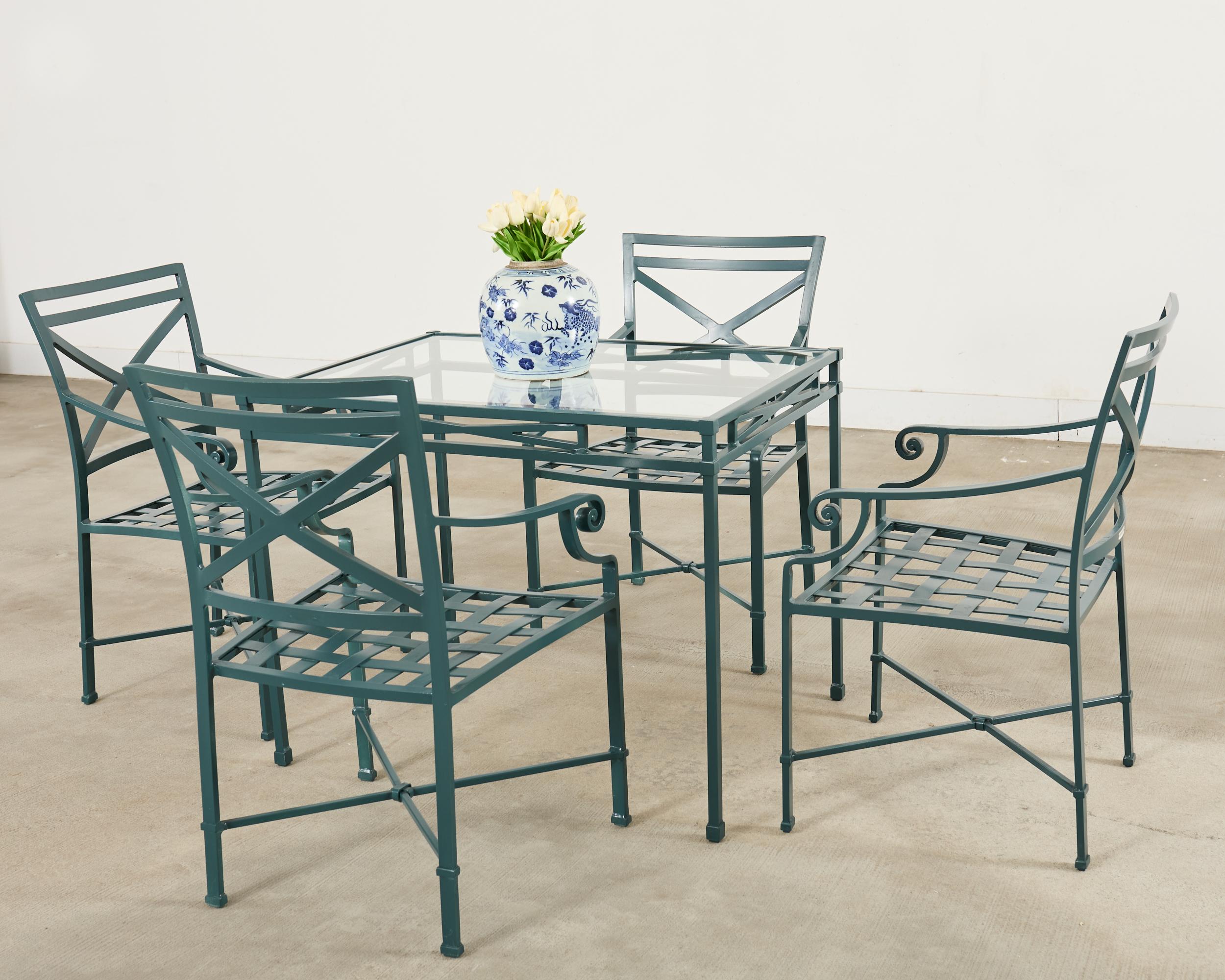 Iconica suite da pranzo per patio e giardino progettata in stile neoclassico da Richard Frinier per Brown Jordan. Il set è etichettato e consiste in quattro poltrone da pranzo (modello #2250-2000) e un tavolo da pranzo (modello #2251-2837).