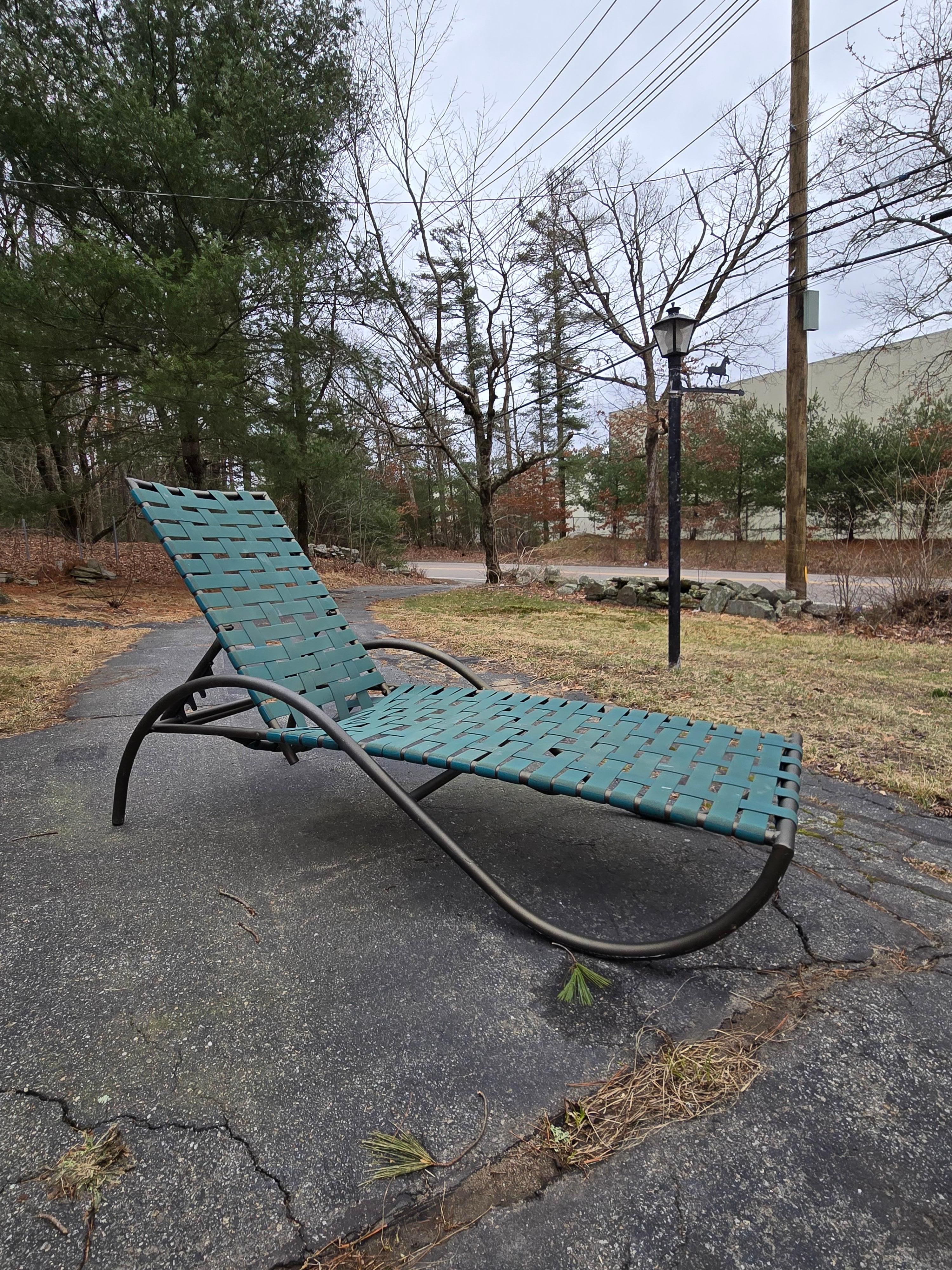 Brown Jordan Tropitone Vinyl Strapped Outdoor Chaise Lounge Chairs Tropitone im Zustand „Gut“ im Angebot in Cumberland, RI