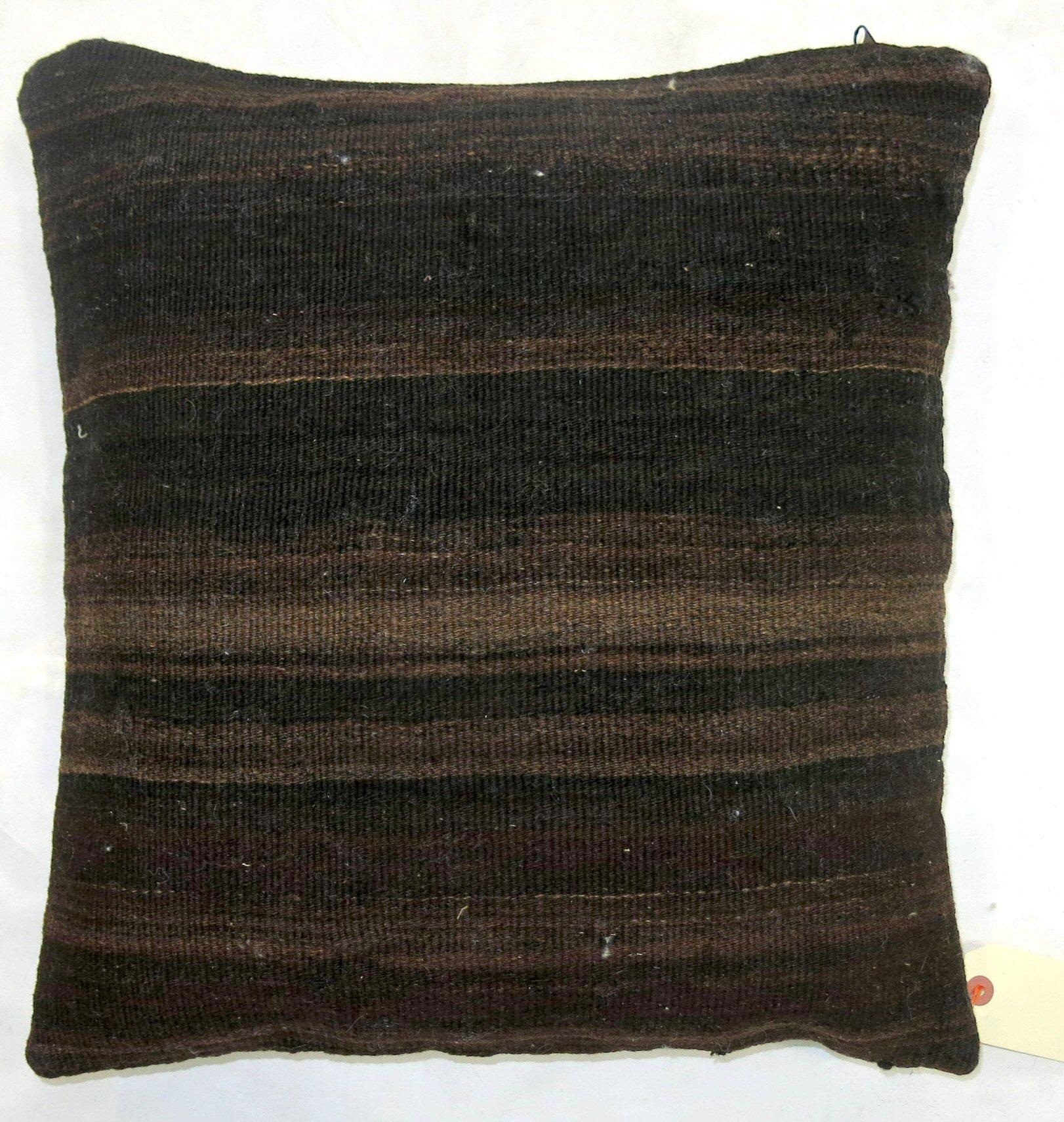 Doppelseitiges Kissen in quadratischer Größe, hergestellt aus einem alten türkischen Kelim-Flachgewebe.

Maße: 18'' x 19''.
