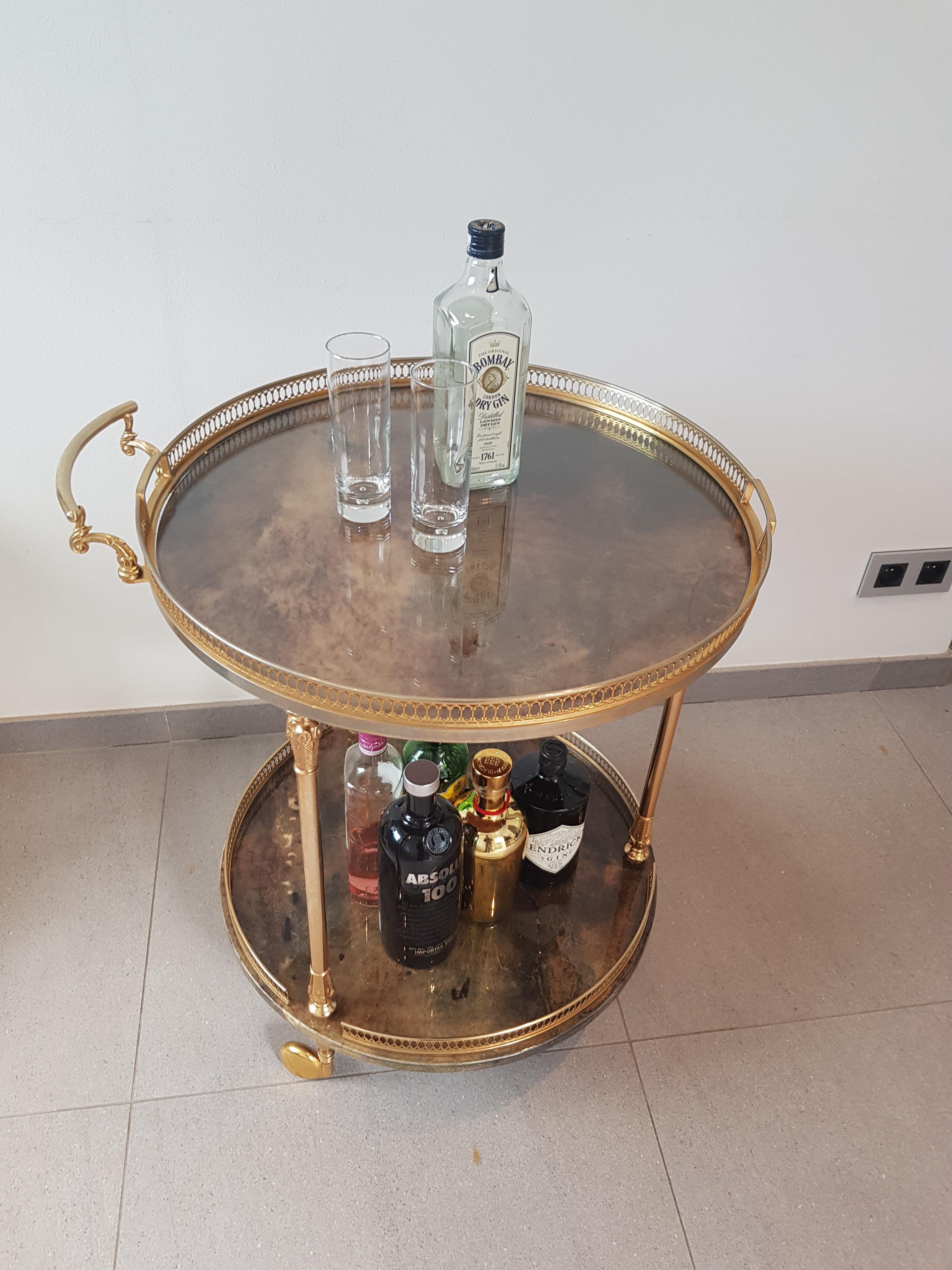 Cocktail trolley by Aldo Tura made in Italy in the 1960s. Very rare to find this round production
The trolley is covered with brown lacquered goatskin.
The top of the trolley has a removable trey and is finished with brass details on the