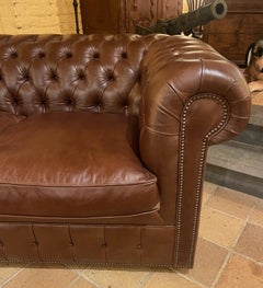 Divano Chesterfield a 2 posti in pelle marrone