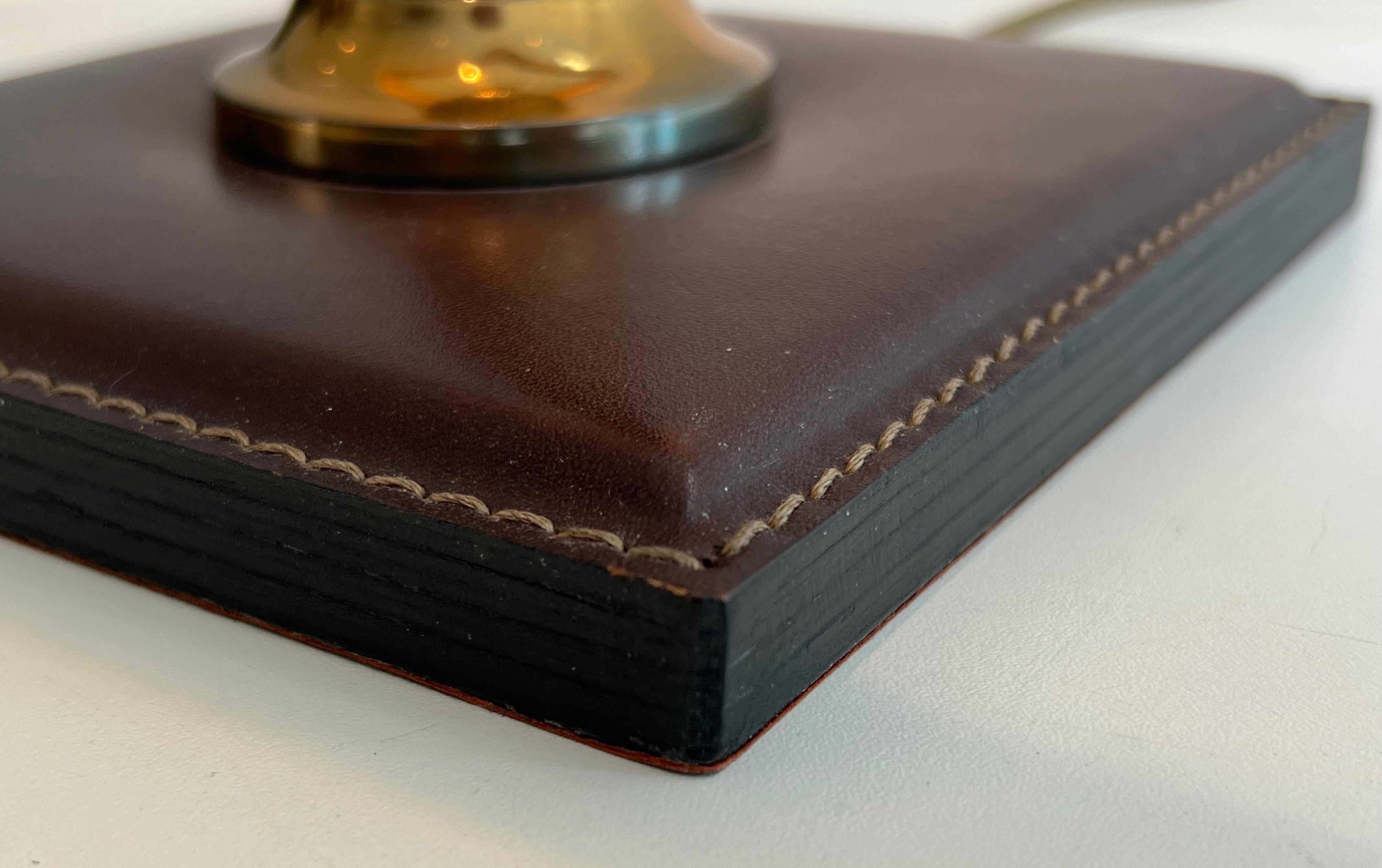 Lampe de bureau en cuir brun et laiton dans le style de Jacques Adnet en vente 3