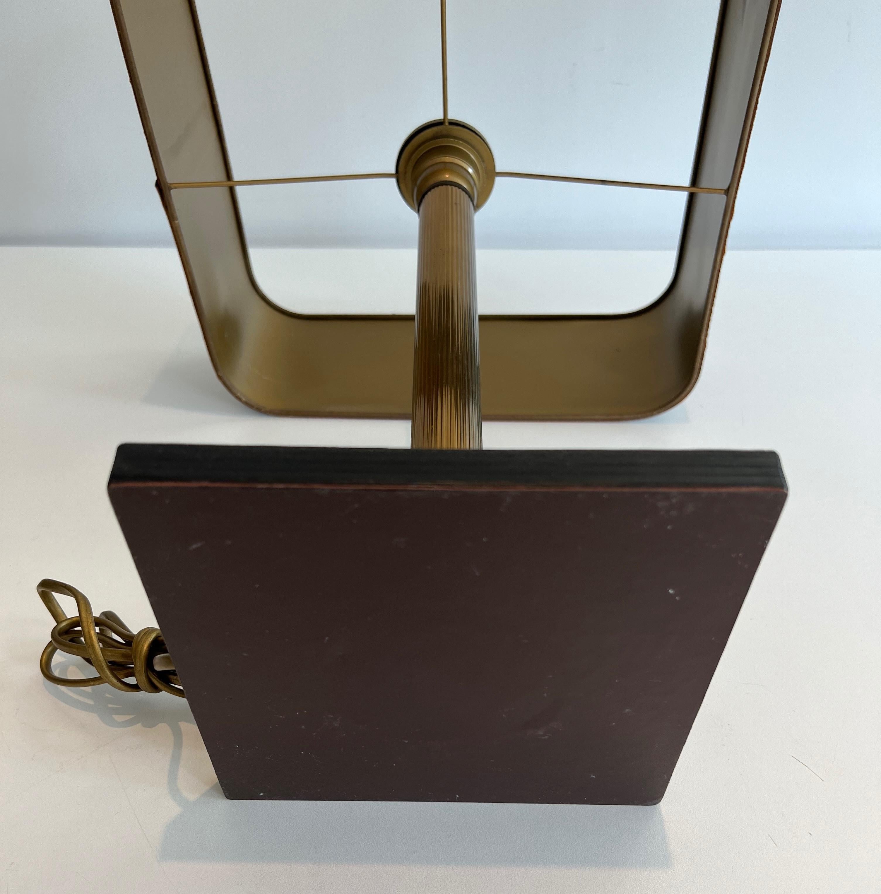 Lampe de bureau en cuir brun et laiton dans le style de Jacques Adnet en vente 4