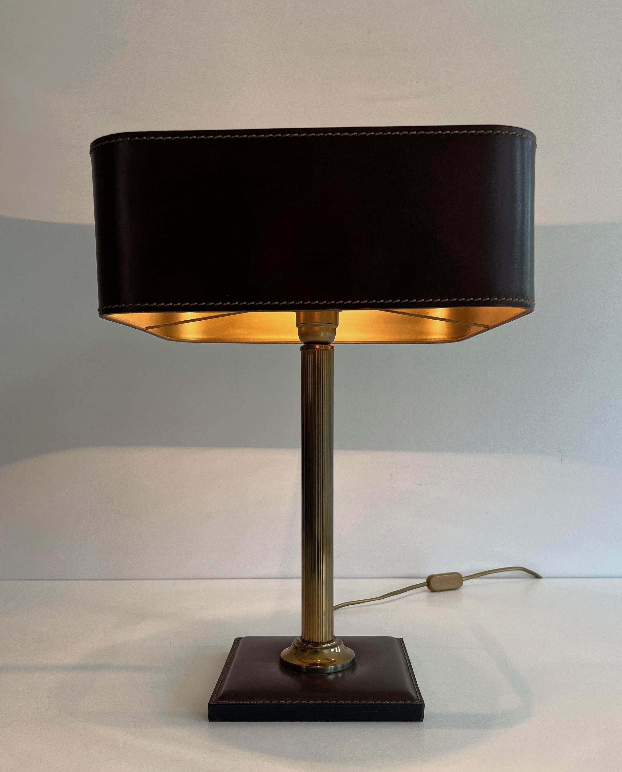 Lampe de bureau en cuir brun et laiton dans le style de Jacques Adnet en vente 5