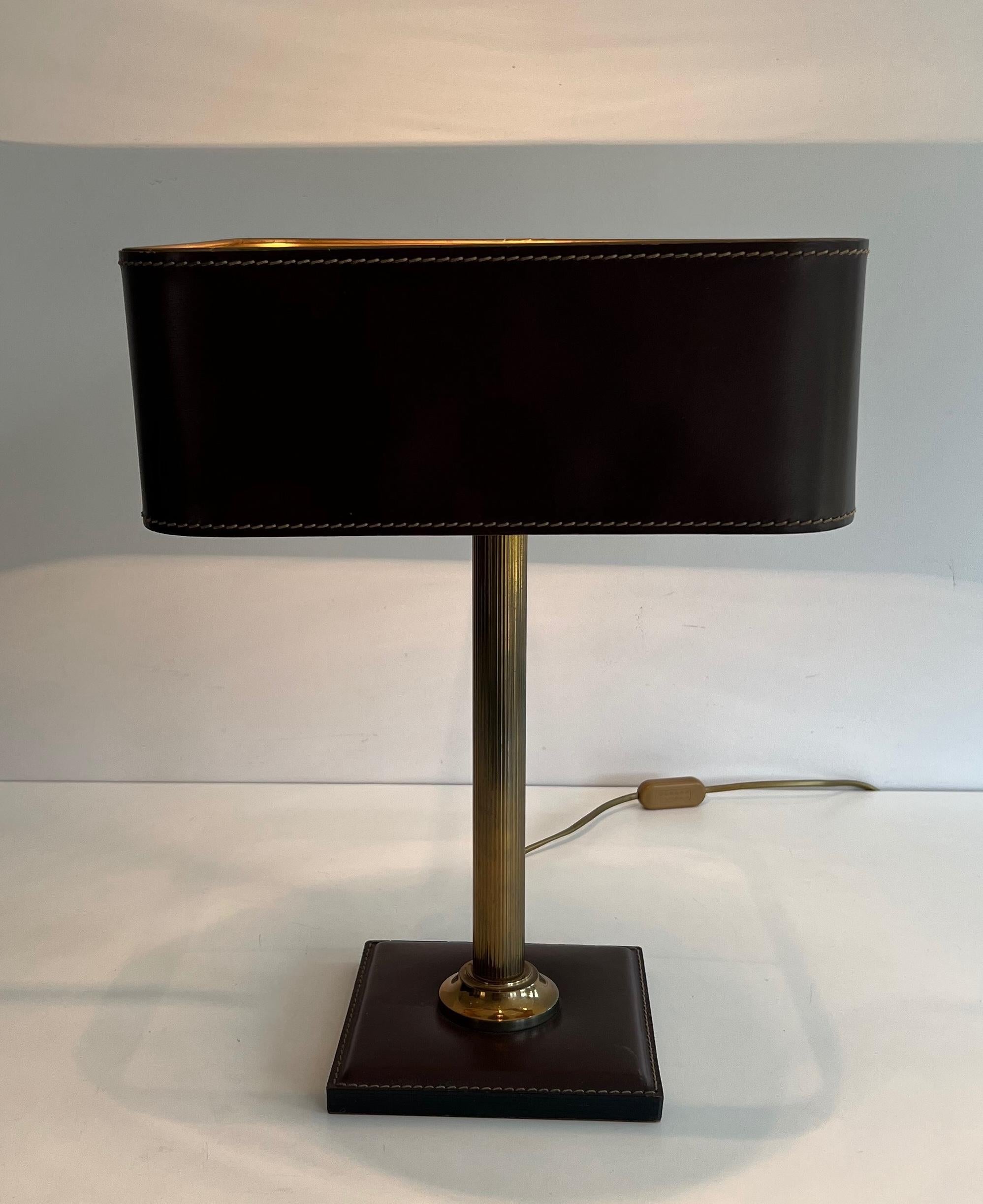 Lampe de bureau en cuir brun et laiton dans le style de Jacques Adnet en vente 6