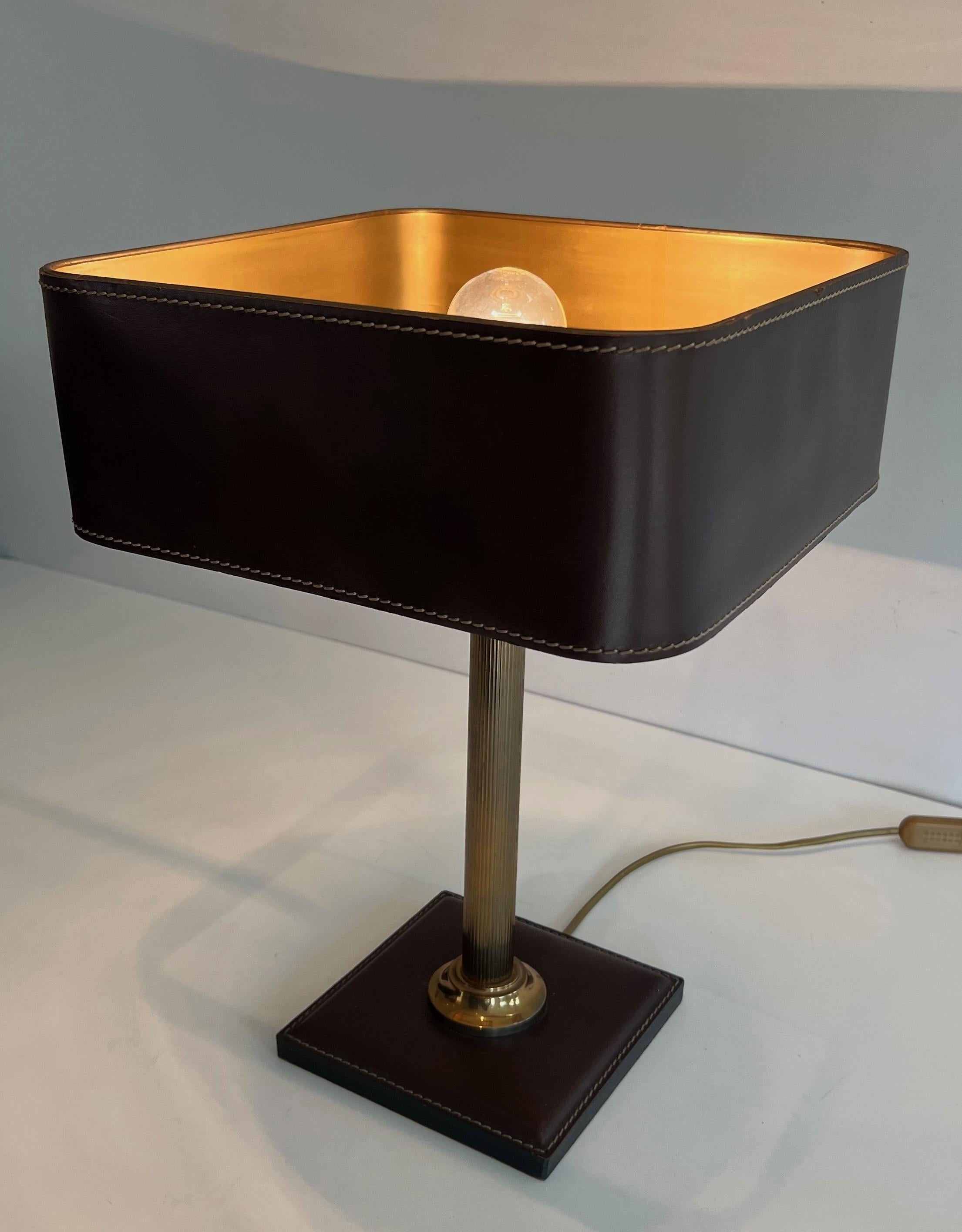 Lampe de bureau en cuir brun et laiton dans le style de Jacques Adnet en vente 7