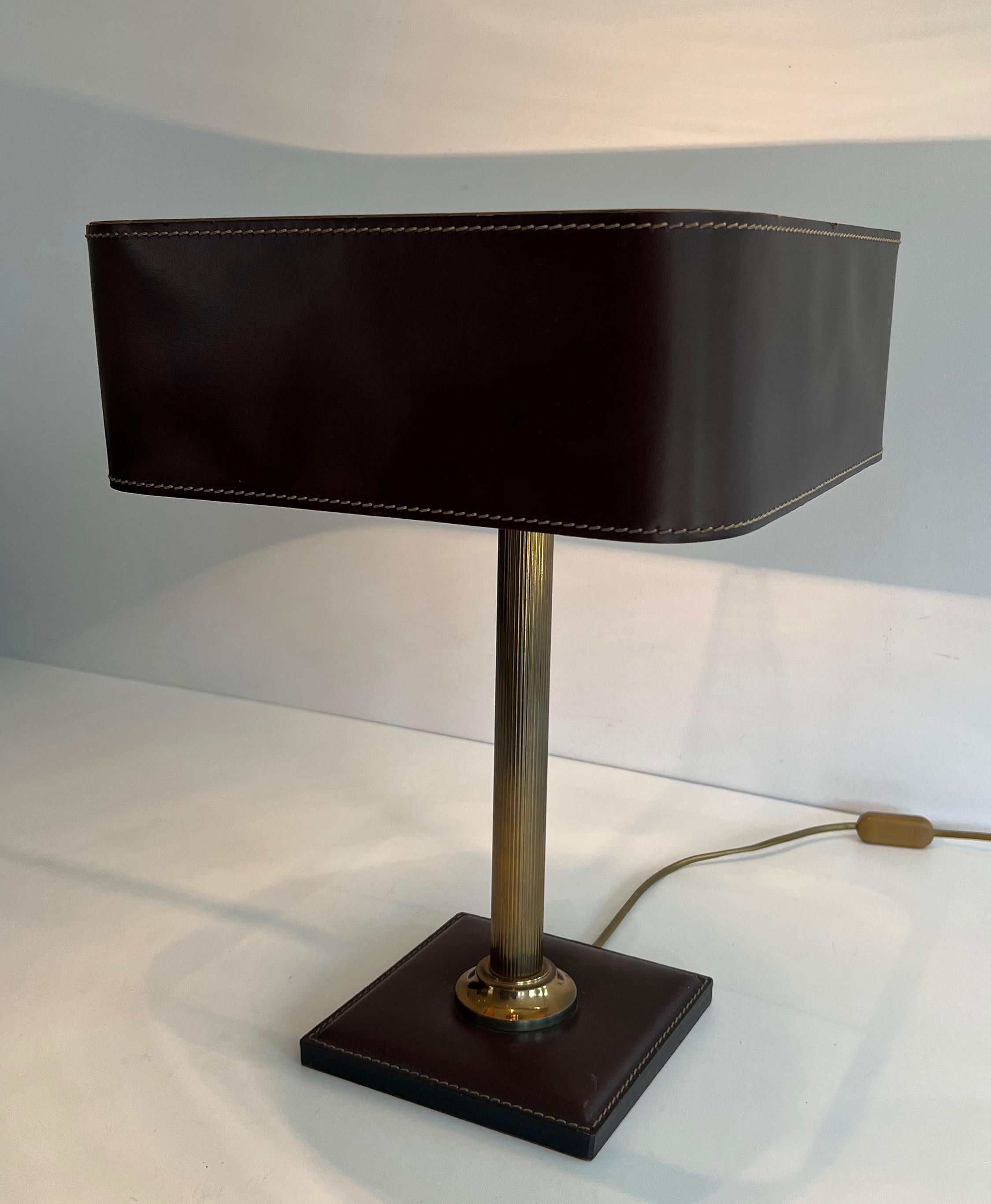 Lampe de bureau en cuir brun et laiton dans le style de Jacques Adnet en vente 8
