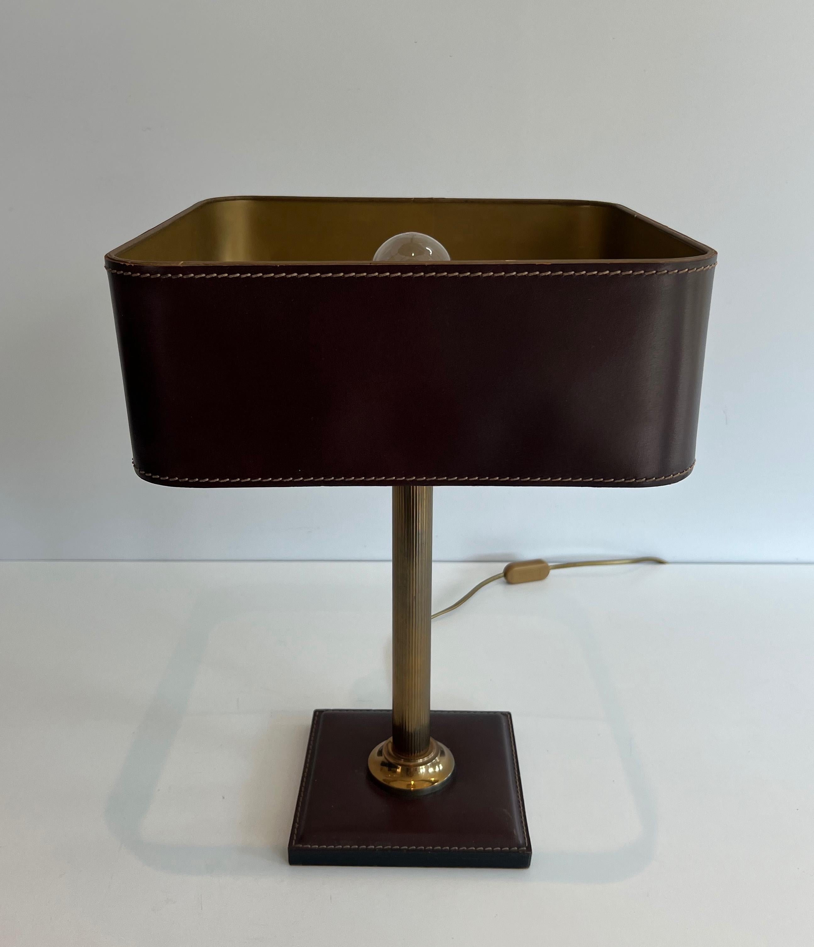 Lampe de bureau en cuir brun et laiton dans le style de Jacques Adnet en vente 9
