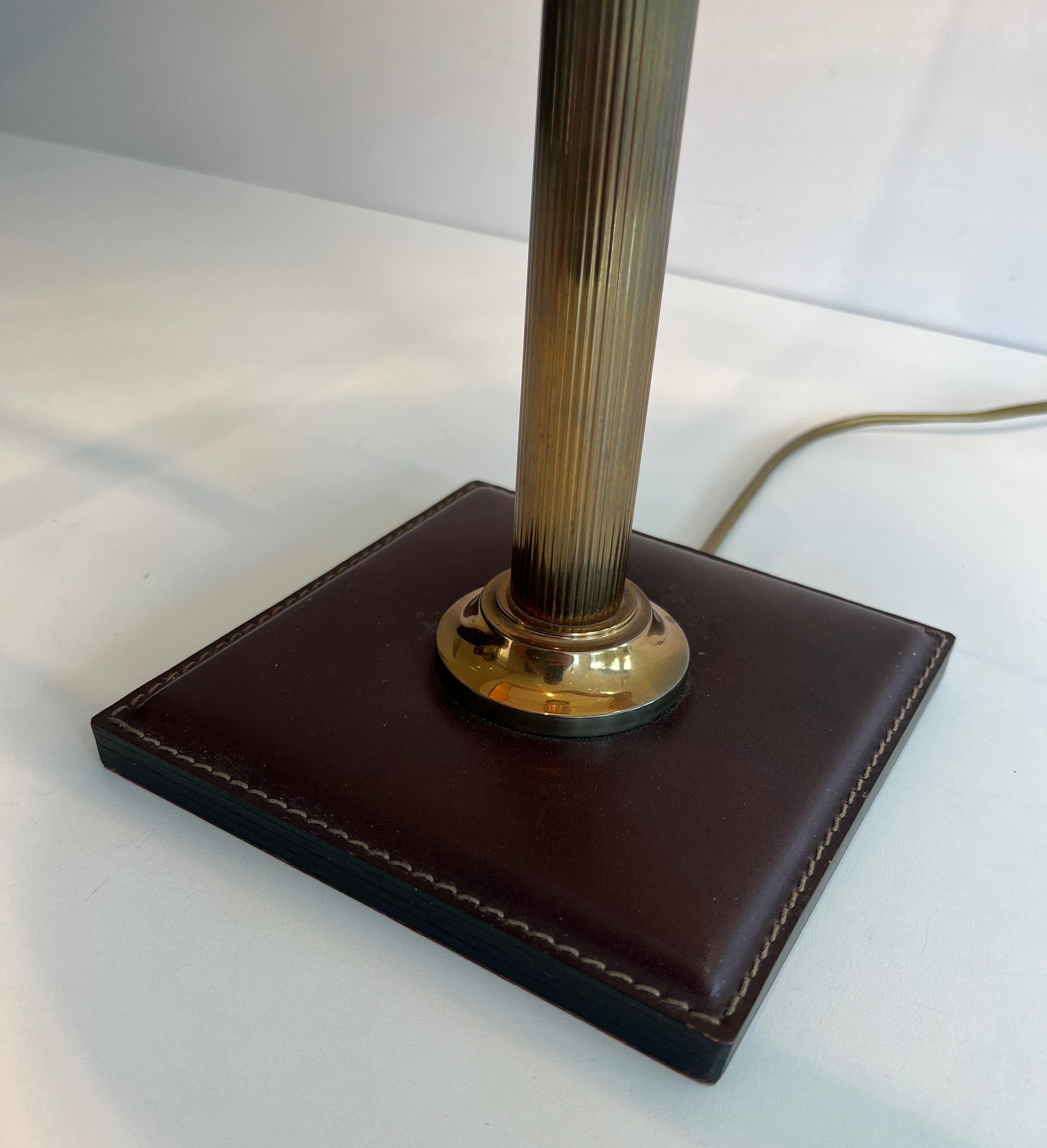 Lampe de bureau en cuir brun et laiton dans le style de Jacques Adnet en vente 11