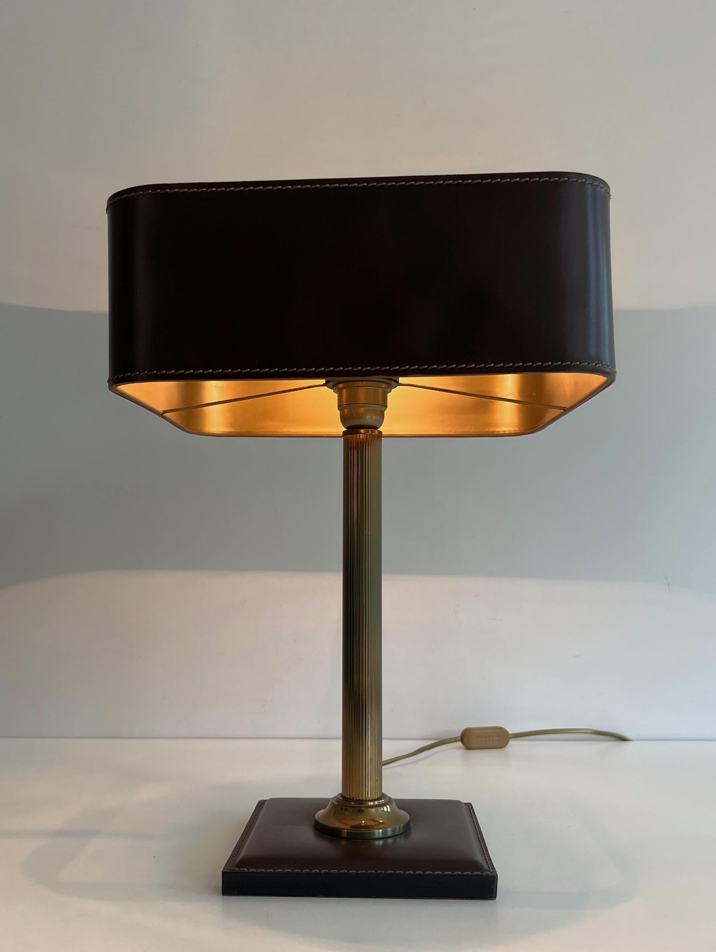 Lampe de bureau en cuir brun et laiton dans le style de Jacques Adnet en vente 12
