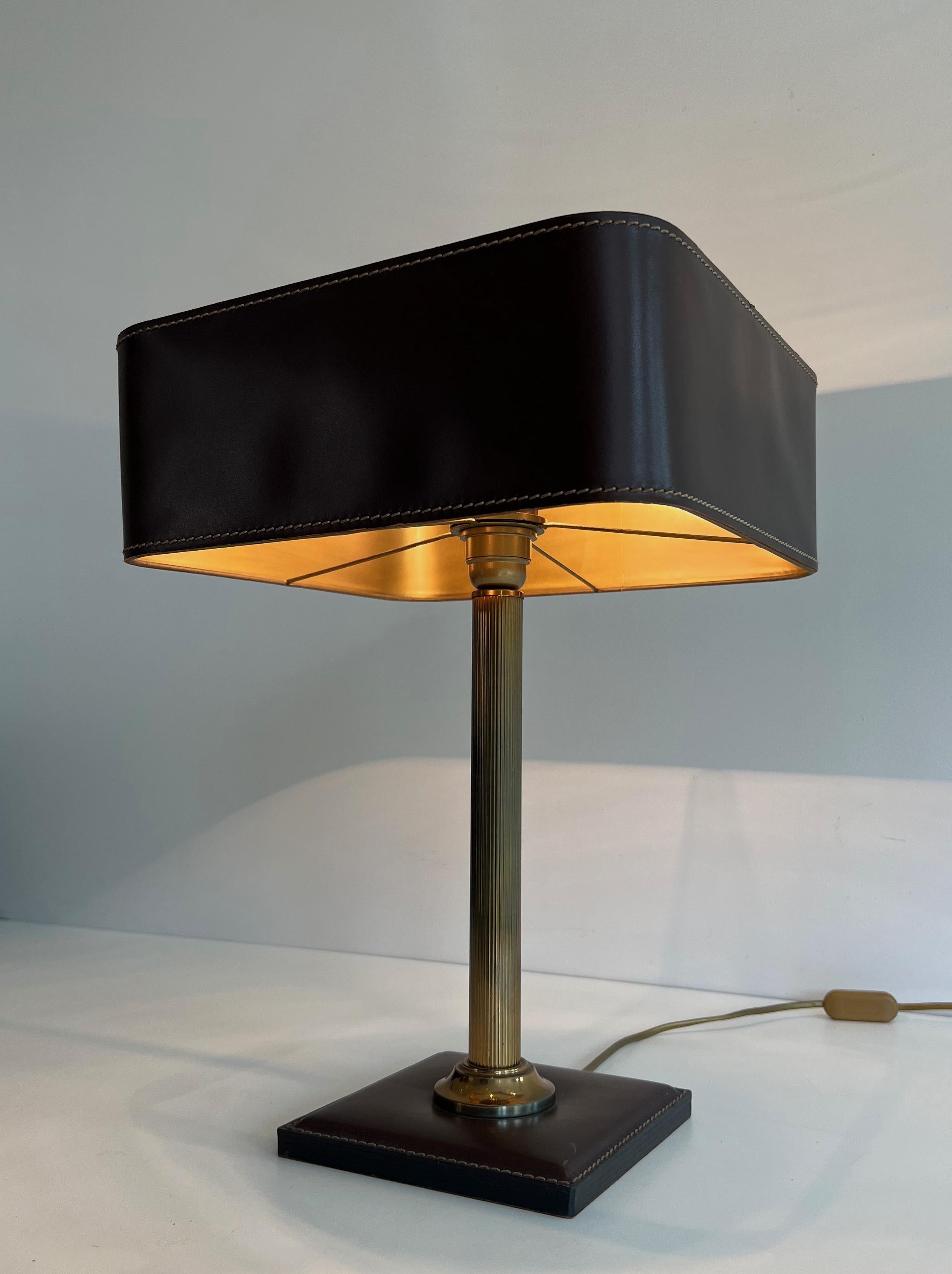Mid-Century Modern Lampe de bureau en cuir brun et laiton dans le style de Jacques Adnet en vente