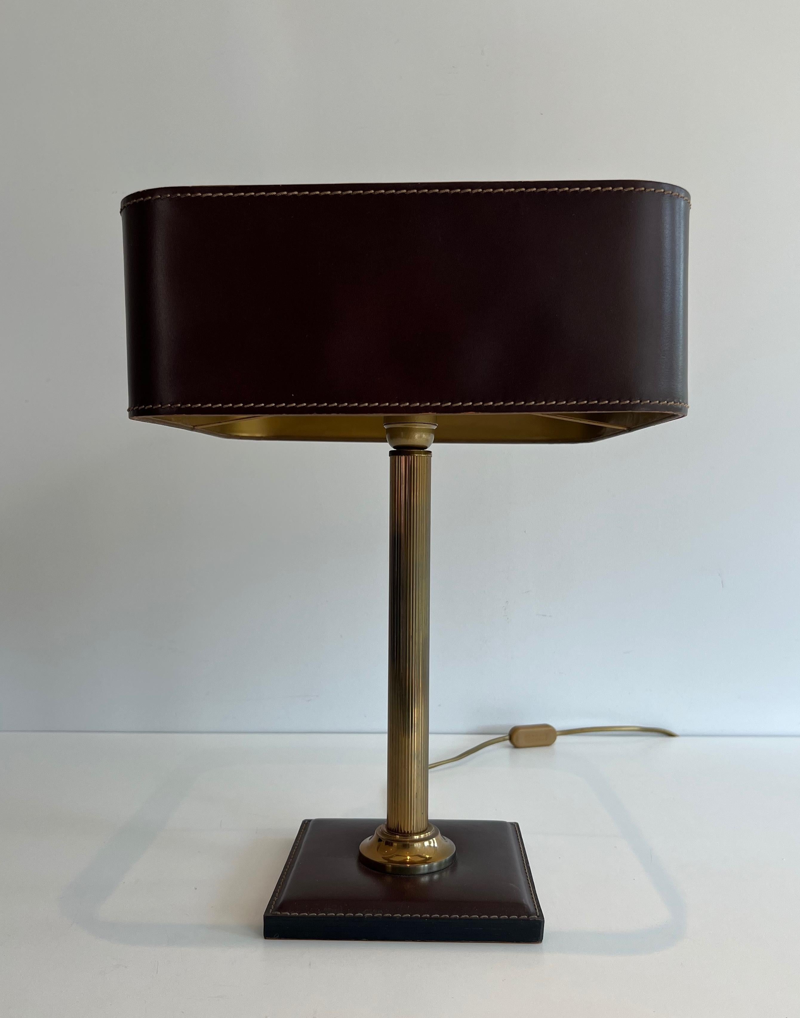 Français Lampe de bureau en cuir brun et laiton dans le style de Jacques Adnet en vente