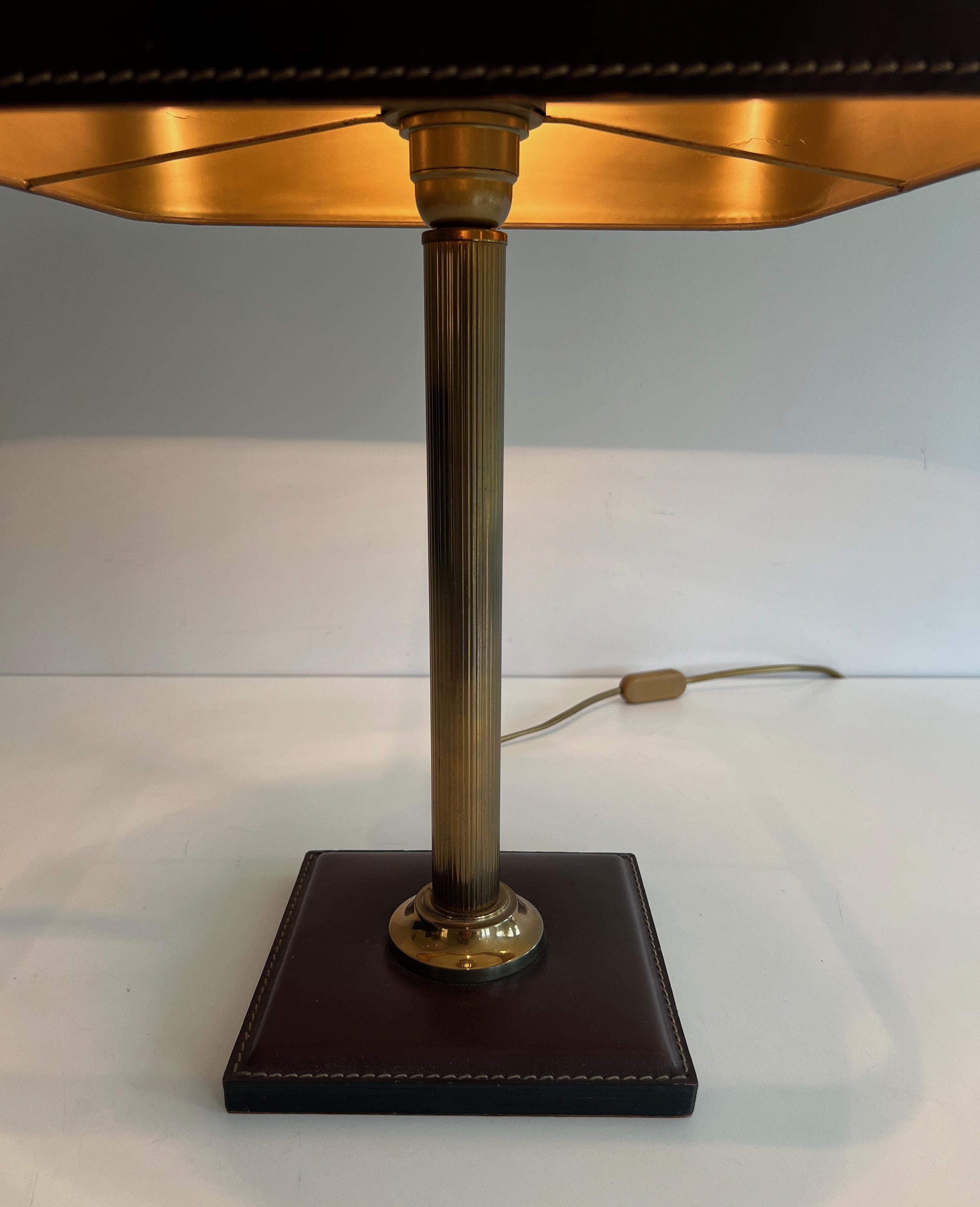 Lampe de bureau en cuir brun et laiton dans le style de Jacques Adnet Bon état - En vente à Marcq-en-Barœul, Hauts-de-France