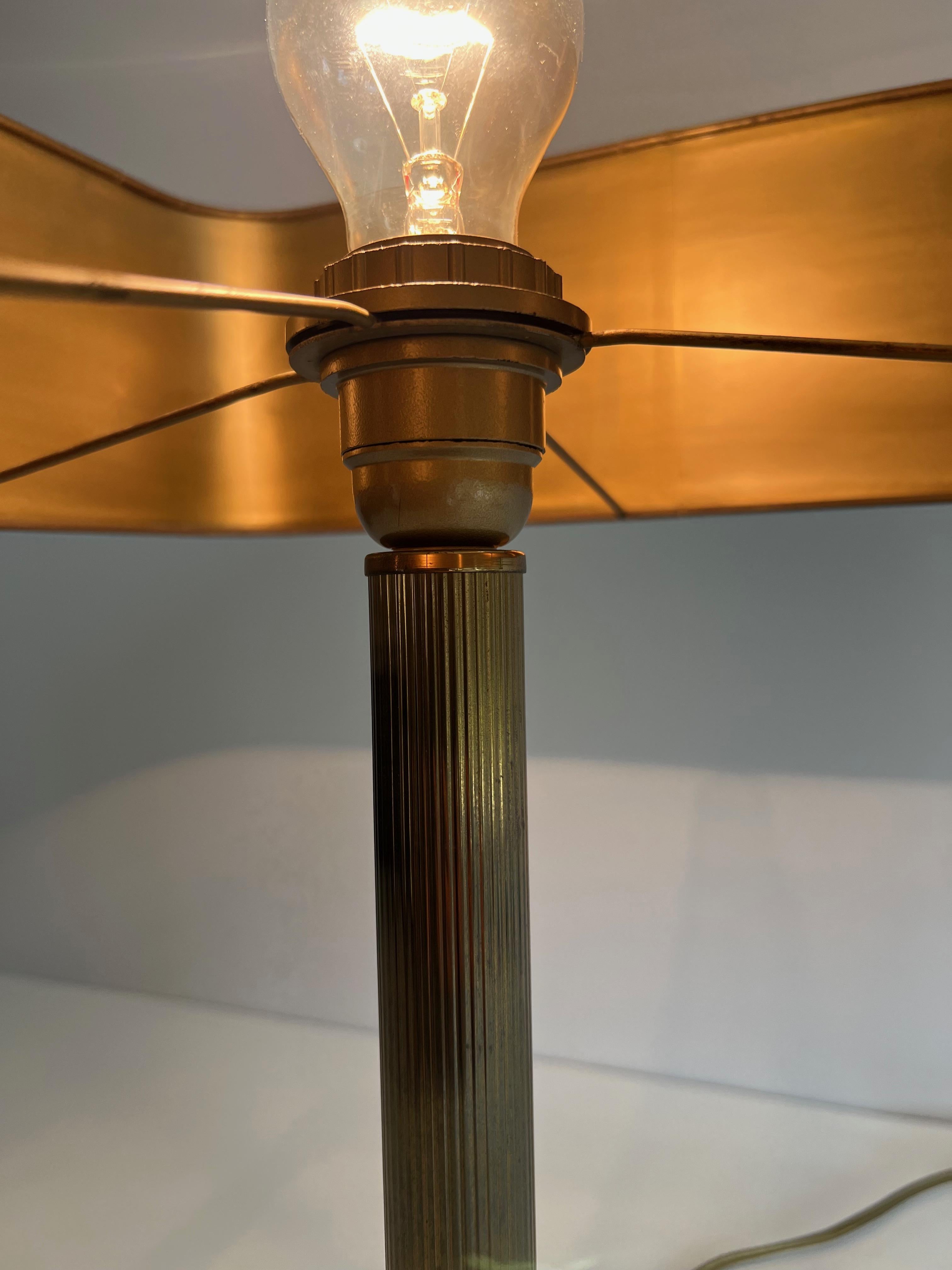 Fin du 20e siècle Lampe de bureau en cuir brun et laiton dans le style de Jacques Adnet en vente