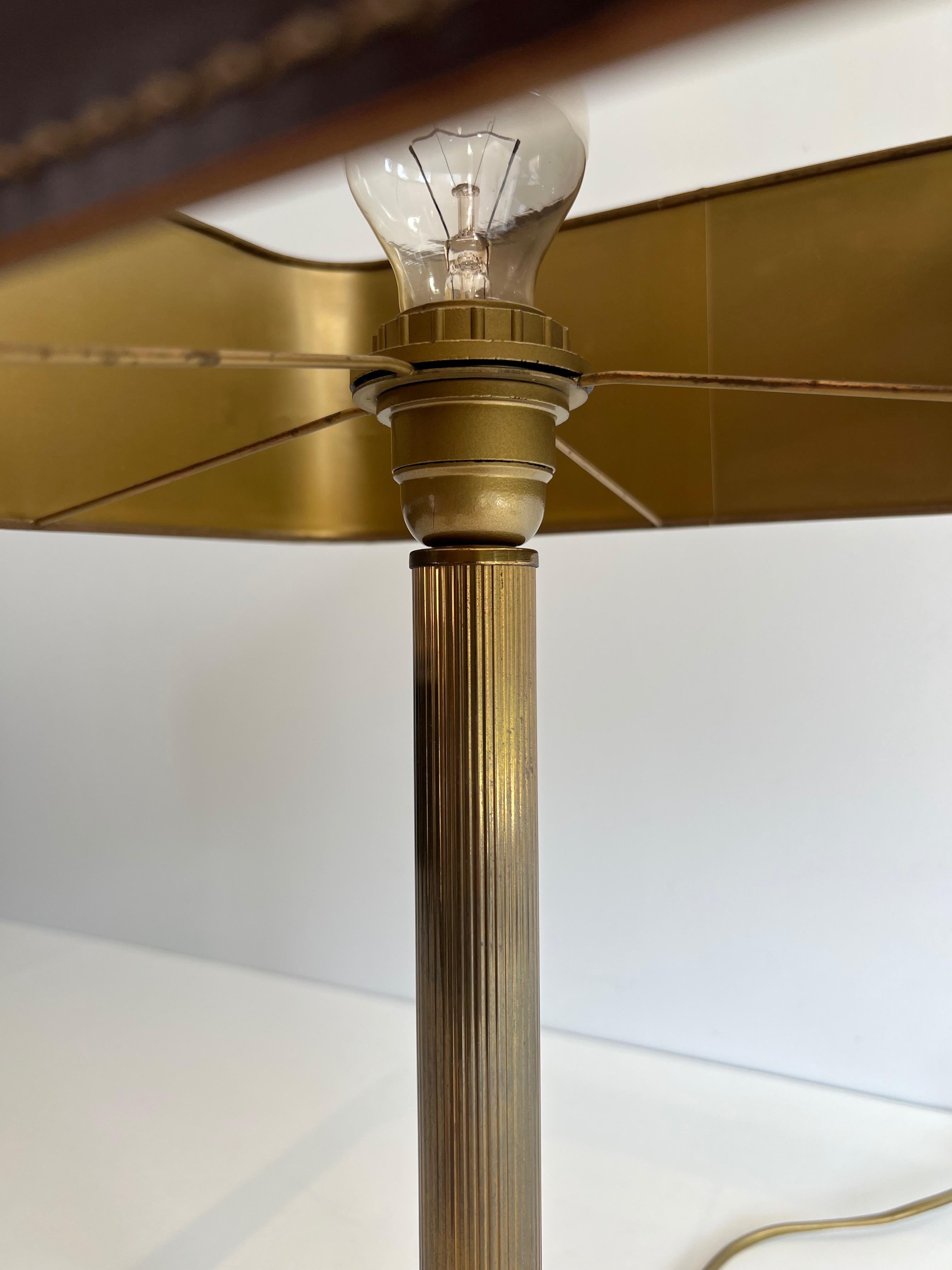 Laiton Lampe de bureau en cuir brun et laiton dans le style de Jacques Adnet en vente