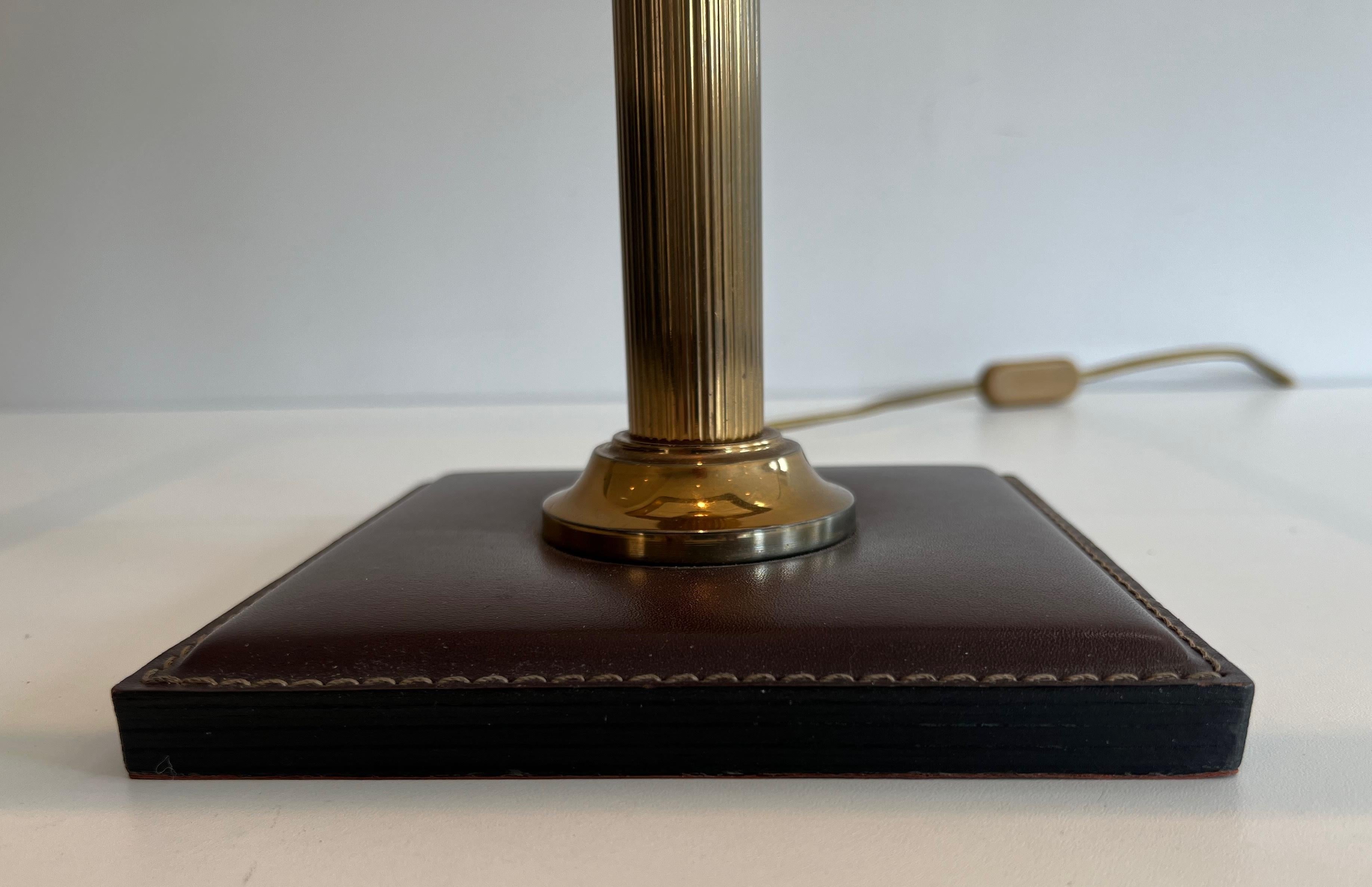 Lampe de bureau en cuir brun et laiton dans le style de Jacques Adnet en vente 1