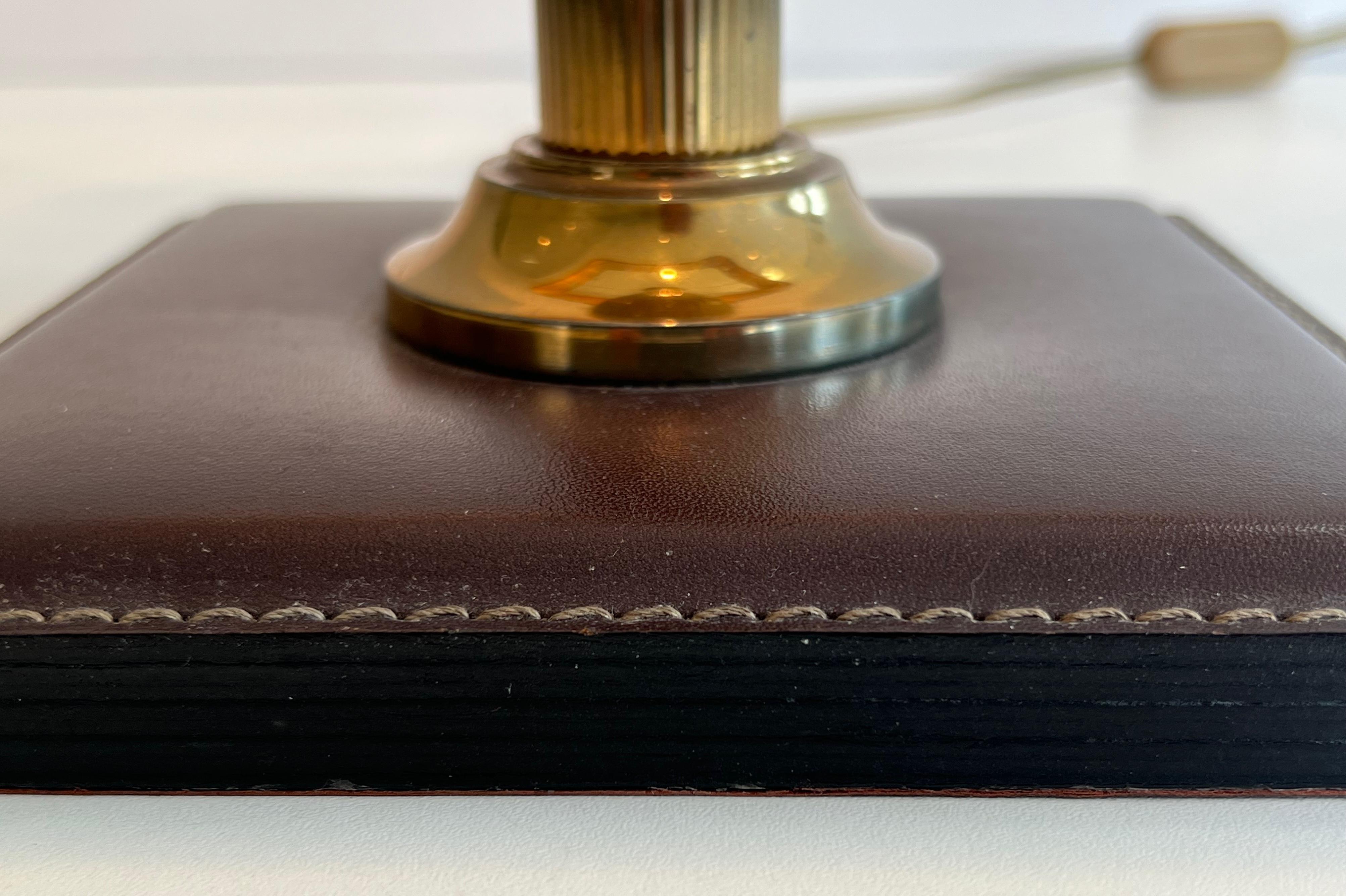 Lampe de bureau en cuir brun et laiton dans le style de Jacques Adnet en vente 2