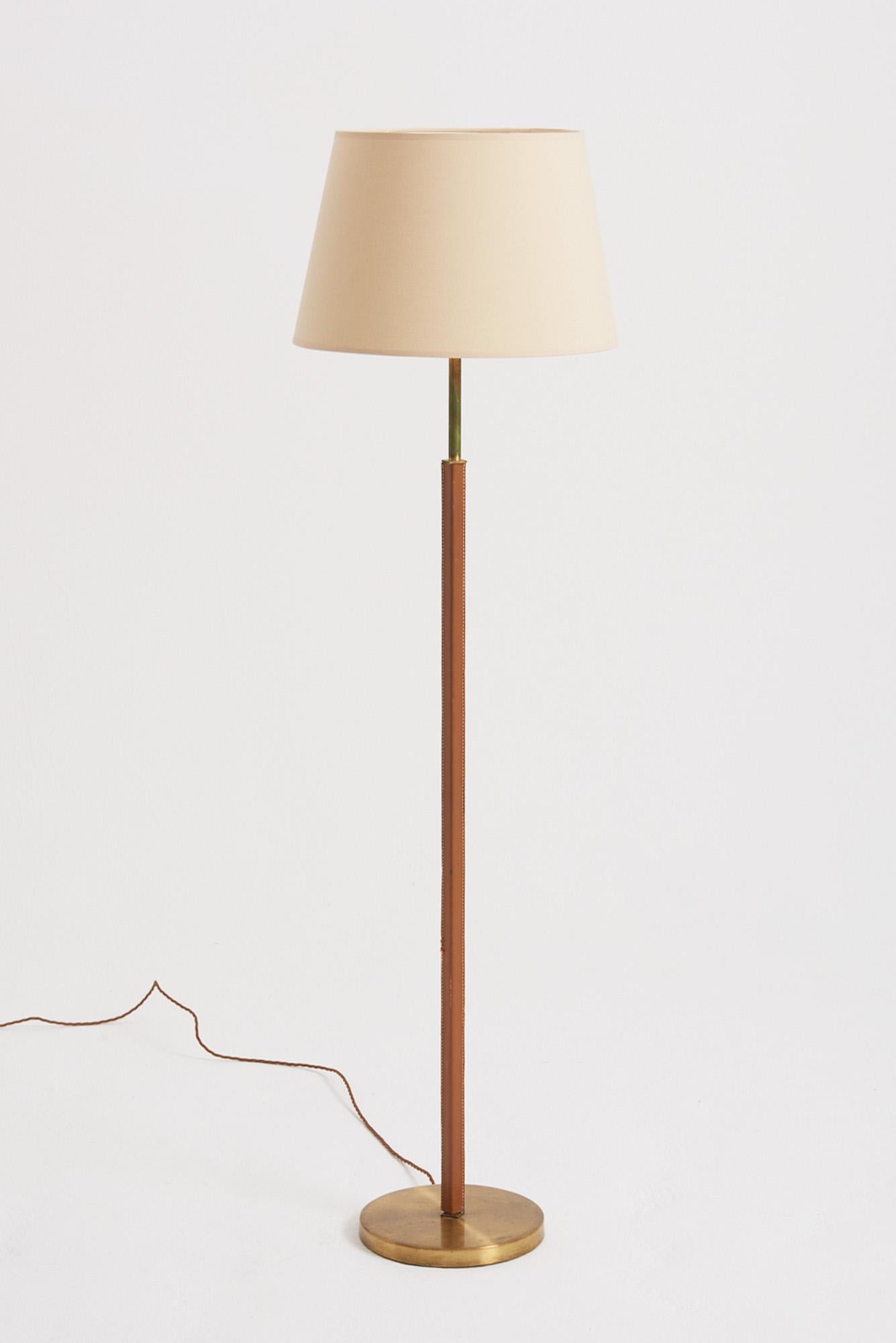 A brass and faux brown leather floor lamp by by Falkenbergs Belysning.
Sweden, third quarter of the 20th Century
With the shade: 145 cm high by 40 cm diameter
Lamp base only: 125 cm high by 25 cm diameter