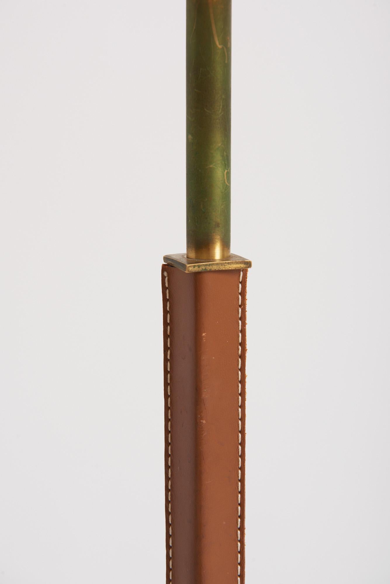 Stehlampe aus braunem Leder und Messing (Skandinavische Moderne) im Angebot