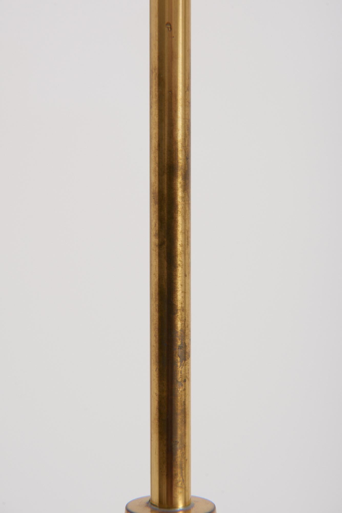 Stehlampe aus braunem Leder und Messing (20. Jahrhundert)