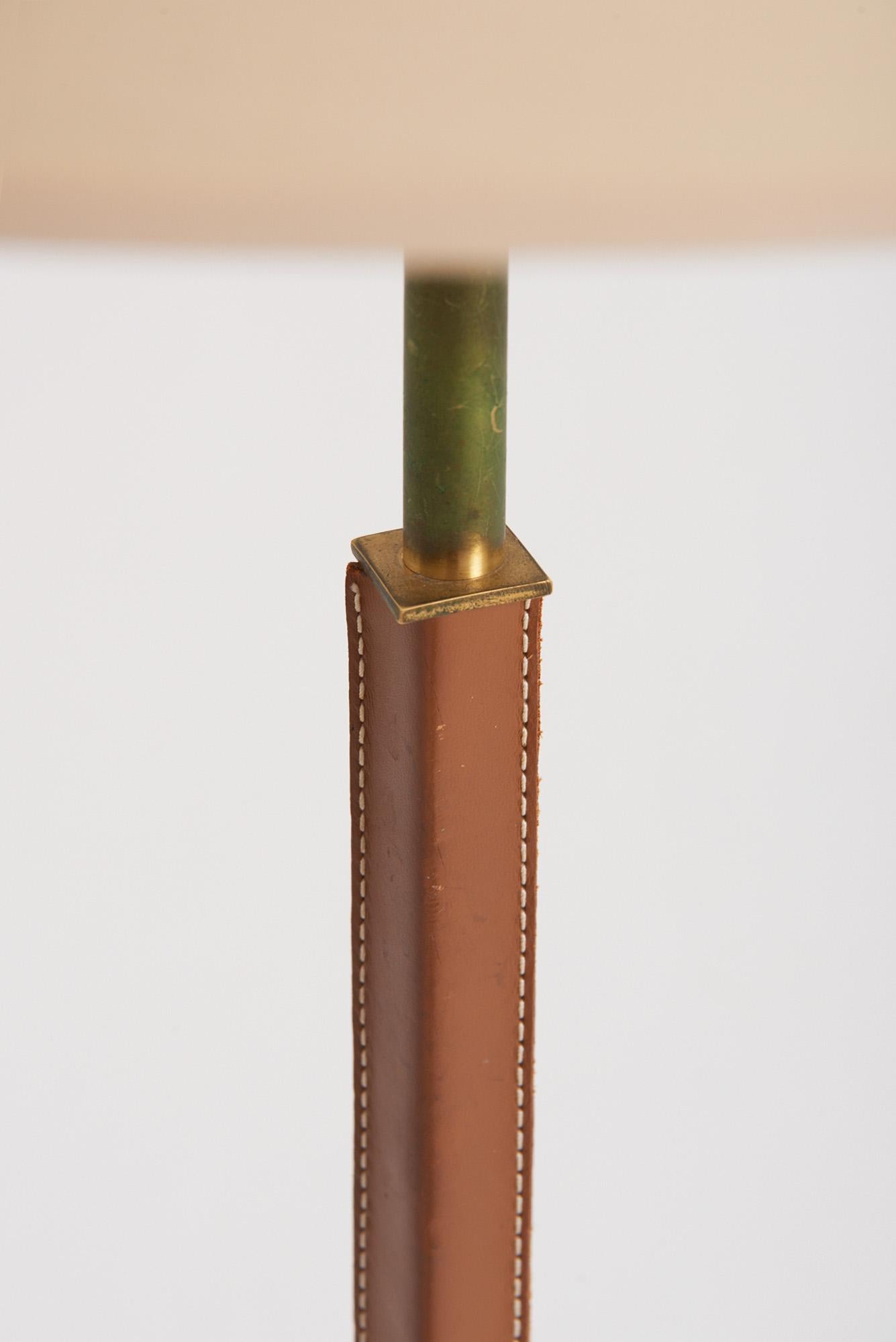 Stehlampe aus braunem Leder und Messing (20. Jahrhundert) im Angebot