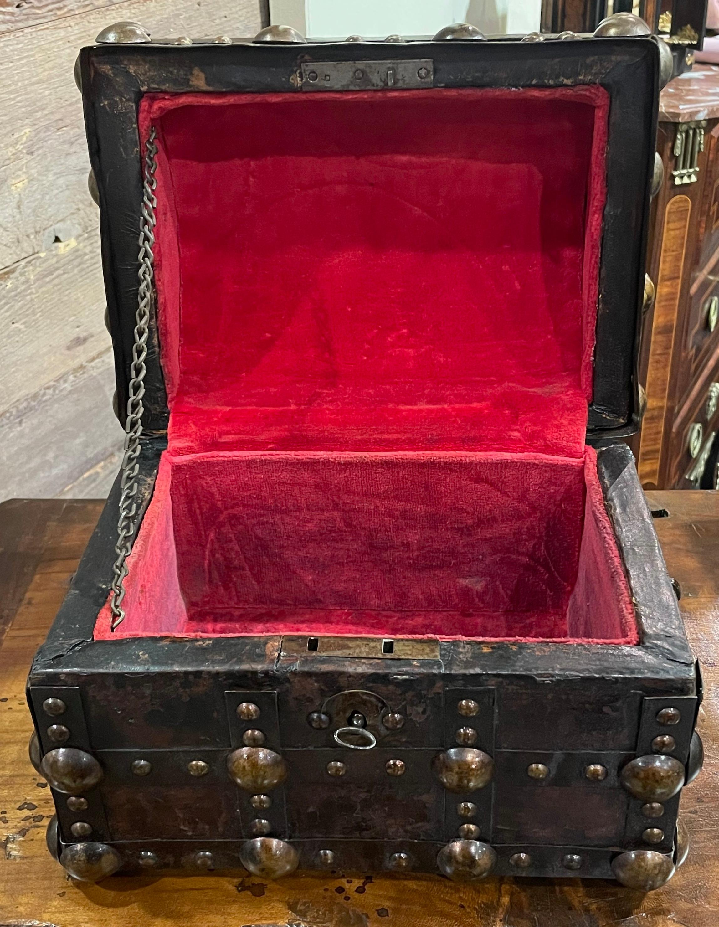 Brown Leather And Brass Small Trunk, Italy, 19th Century For Sale 1